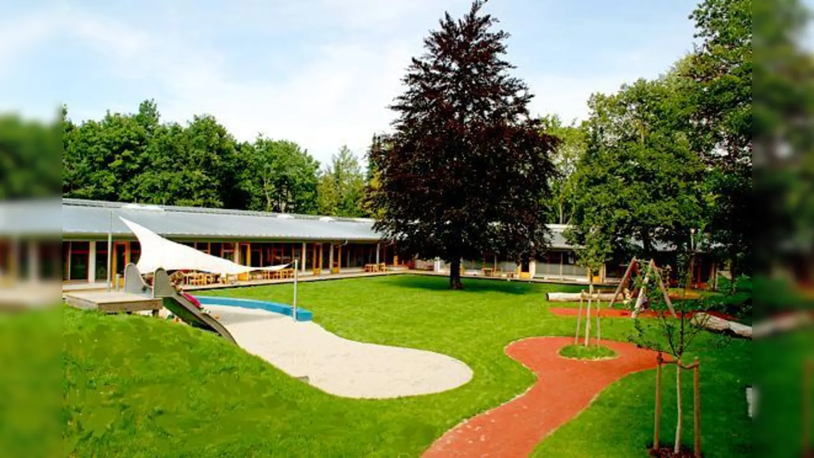 Kinder und Erzieher sind glücklich über das neue »Haus für Kinder«, das jetzt endgültig fertiggestellt wurde. 	 (Foto: Privat)