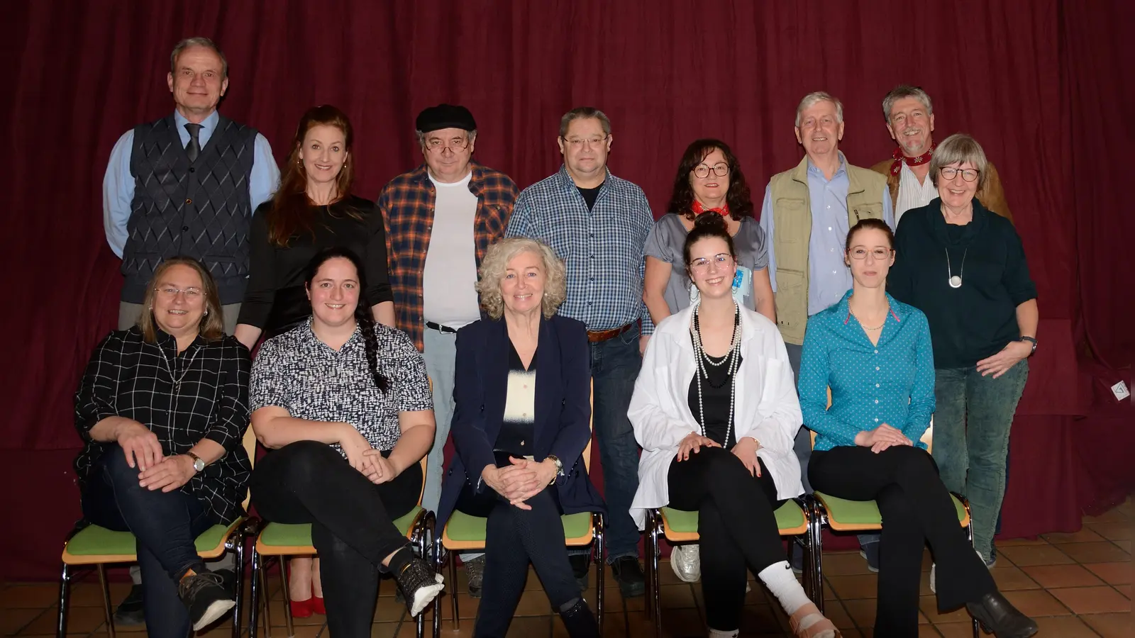 Das Ensemble des Theatervereins Puchheim-Ort steckt mitten in den Proben für die Komödie „Neurosige Zeiten”. (Foto: Theaterverein)