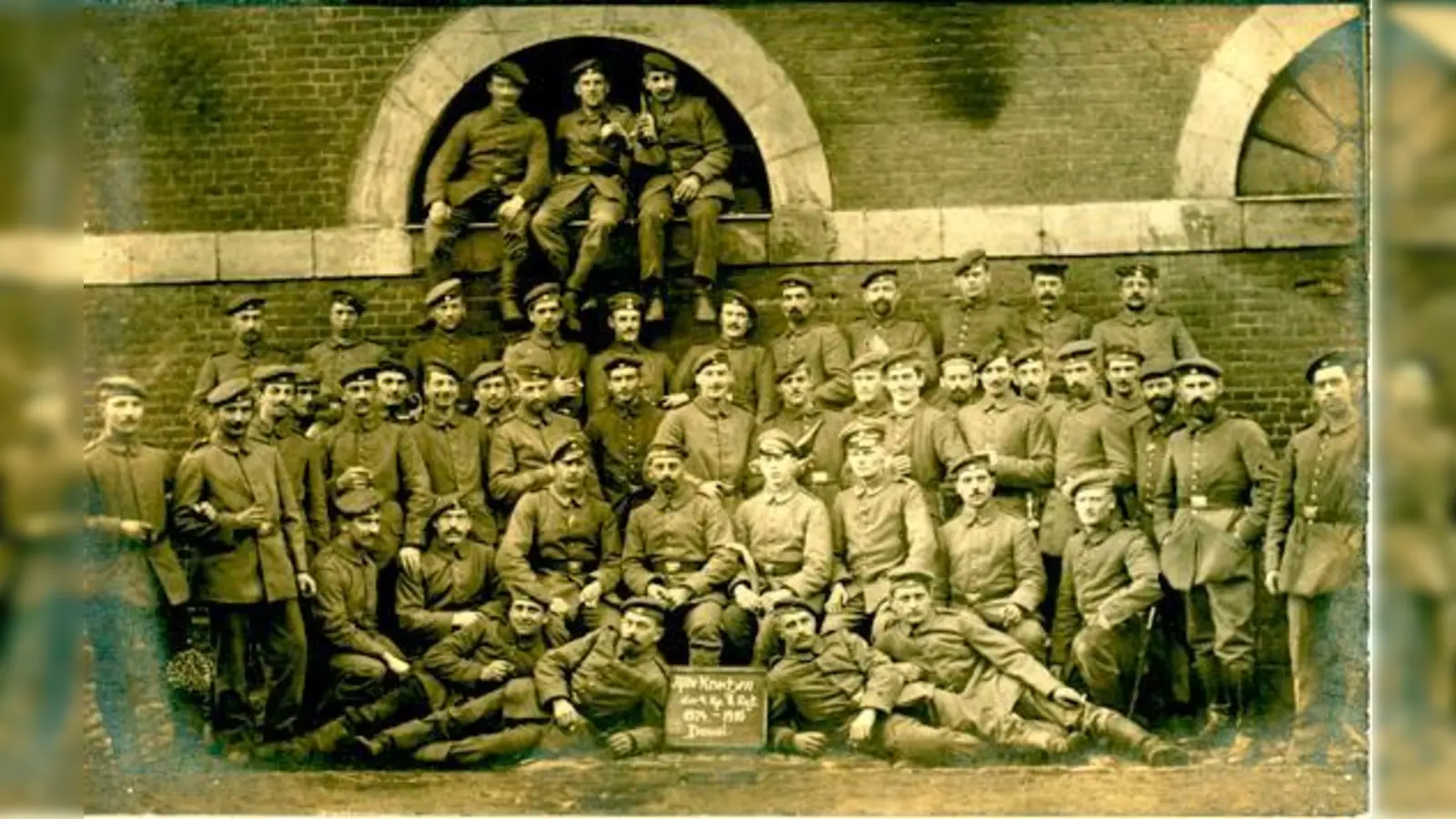 Bayerische Soldaten im Kriegsjahr 1916. Feldpostkarten wie diese bildeten die Grundlage für die Grafinger Sonderausstellung, die am Sonntag  mit einer Spezialführung endet. 	 (Foto: Stadtarchiv Grafing)