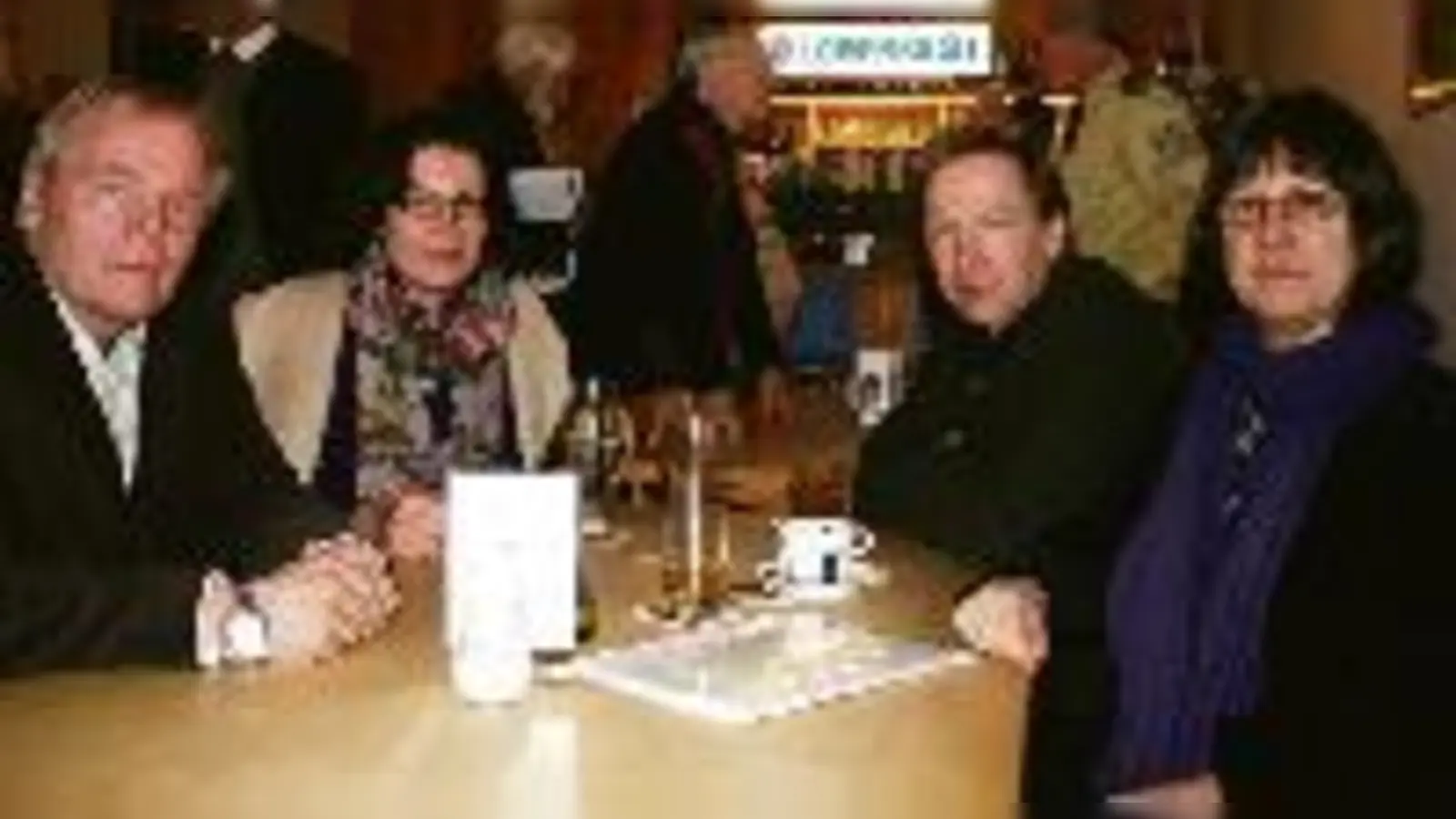 Bewohner der Rauchstraße, Fam. Fiegl (oben), R. Knapp (re.) und E. Lorenz (li.), auf Einladung des BA 13 mit Vertretern des Corps Bavaria zusammen, um Maßnahmen zur Beseitigung der Lärmbelästigungen durch die Burschenschaft zu erörtern.  (F.: ak)