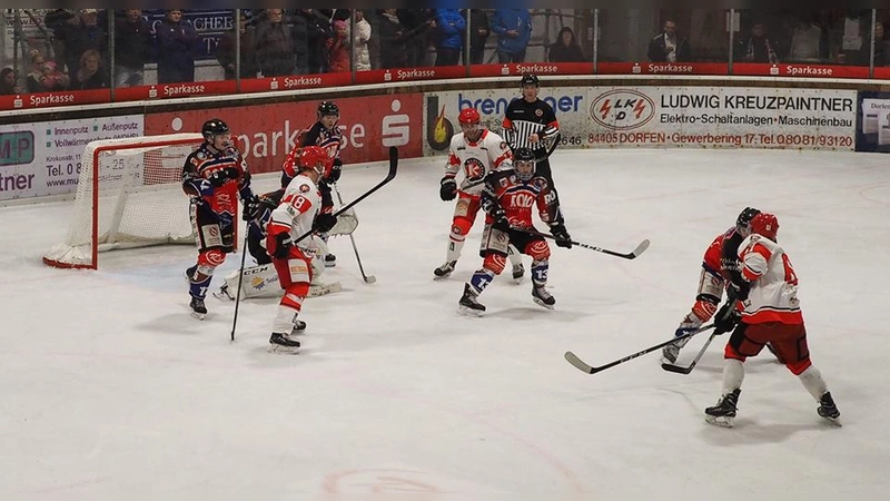 Auswärtsspiel in Dorfen, Maximilian Merz ganz rechts beim Schuss. (Foto: smg)