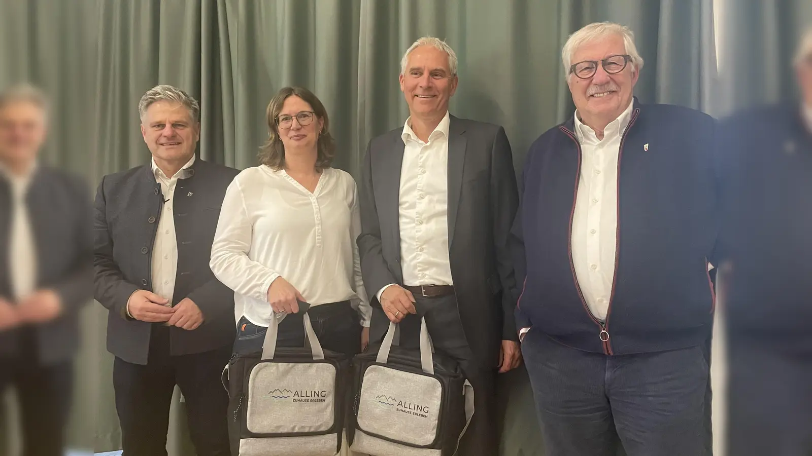Sprachen auf der Senioren-Versammlung (von links): Stefan Joachimsthaler (Allings Erster Bürgermeister), Stefanie Kühne (Mitarbeiterin Bürgerstiftung und zuständig für Seniorenarbeit), Tobias Lexhaller (Vorstandsmitglied Bürgerstiftung) sowie Hermann Dejako (Vorsitzender des Seniorenbeirats in Alling).<br> (Foto: Gemeinde Alling)