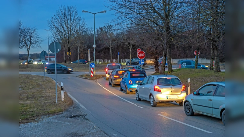 Der Knotenpunkt der Staatsstraße 2028 und des Heimstettener Mooswegs, wegen seiner Form „Kirchheimer Oval“ oder „Kirchheimer Ei“ genannt, ist insbesondere in den Morgen- und Abendstunden überlastet. (Foto: Claudia Topel/Gemeinde)