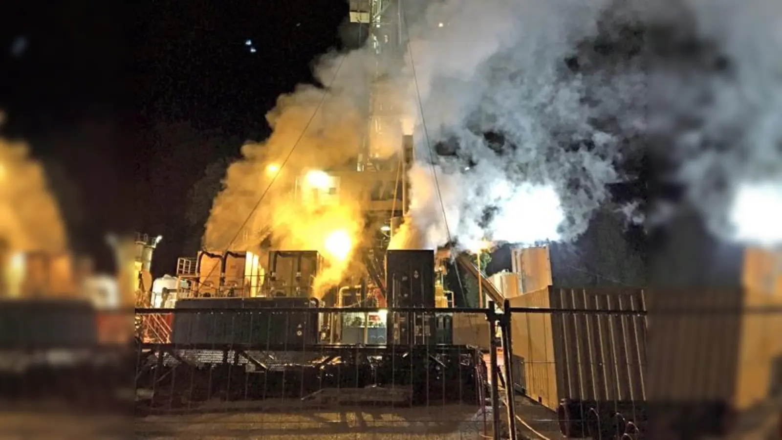 Bereits während des ersten Reinigungslifts stiegen heiße Dampfschwaden am Bohrplatz in Holzkirchen auf.  	 (Foto: Erdwerk GmbH)