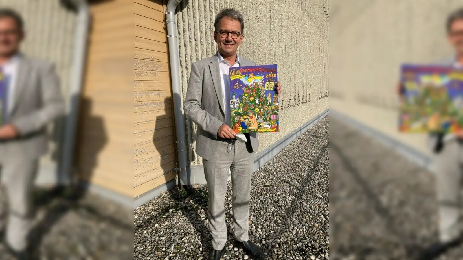 Auch Landrat Thomas Karmasin hat Gefallen an dem Adventskalender gefunden. (Foto: privat)