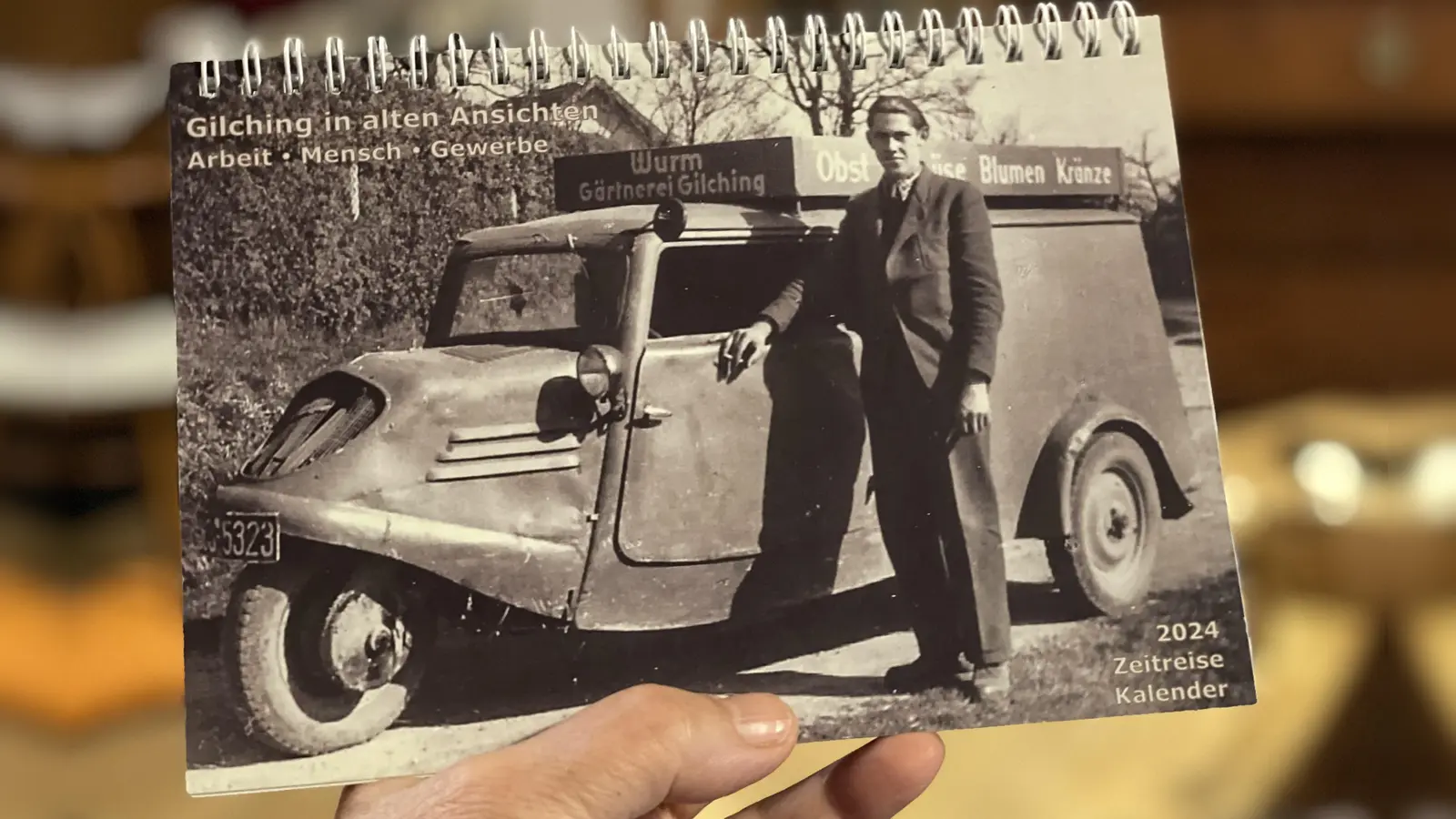 Auf dem Titelbild des neuen Zeitreise-Kalenders sieht man den Gärtner Karl Wurm mit seinem Lieferwagen um das Jahr 1950. (Foto: pst)