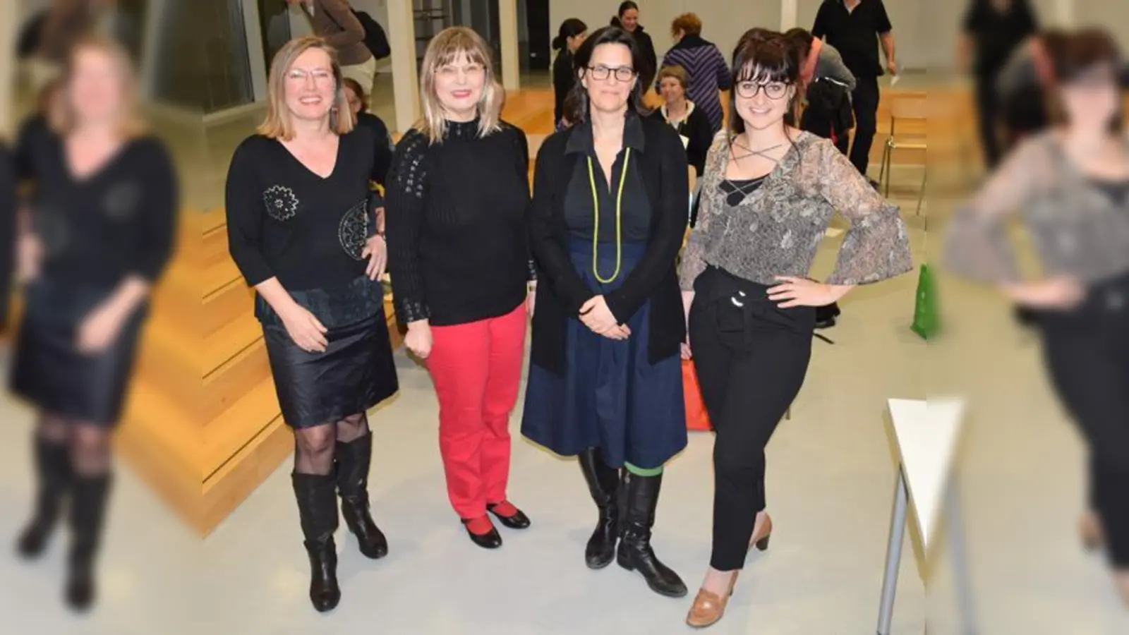 Vom Hörsaal ins Hasenbergl: LMU-Professorin Paula Irene Villa (3.v.l.) im Wichern-Zentrum.	 (Foto: Diakonie)