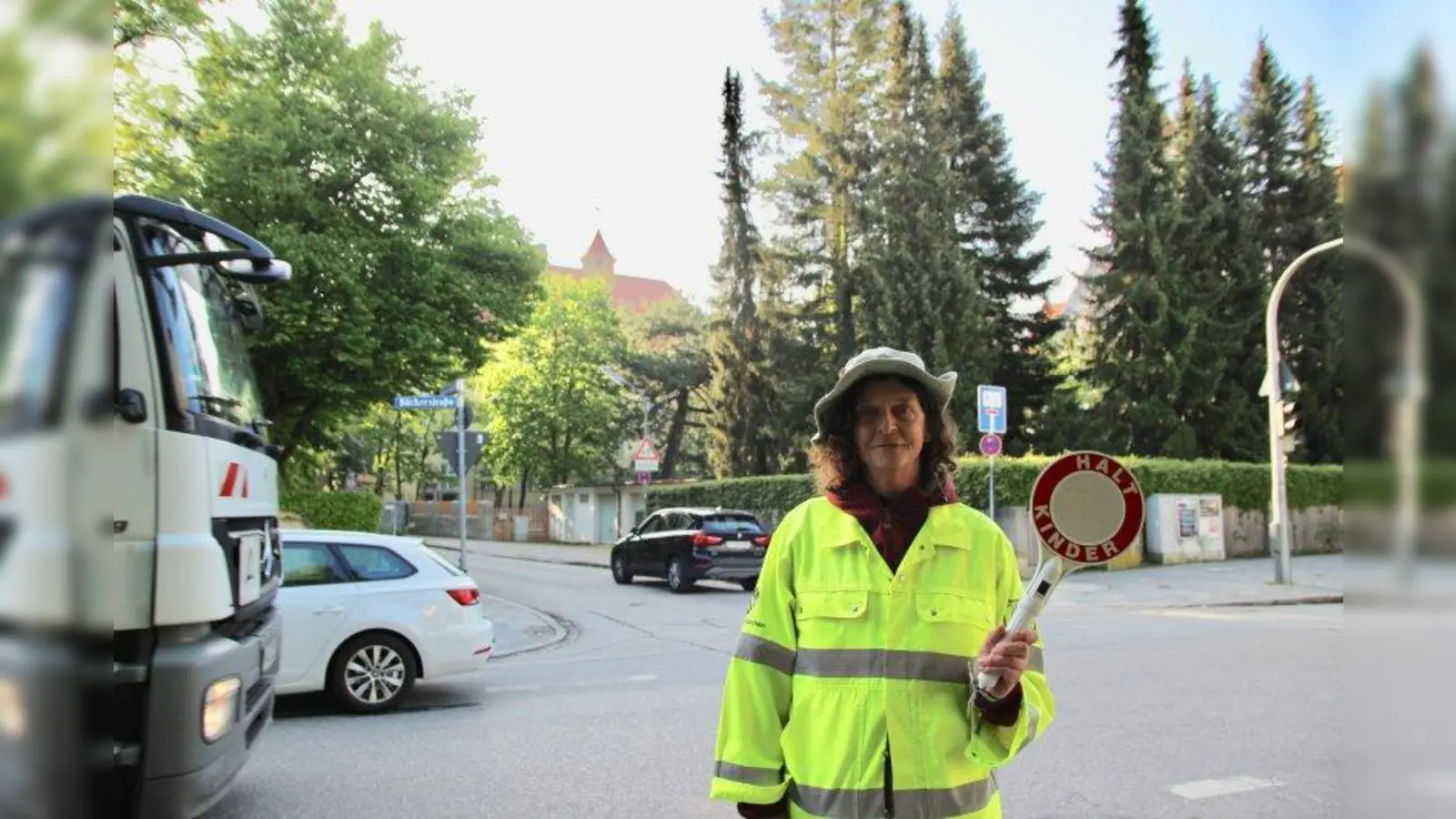 Die Kinder der Schererschule haben viele gefährliche Straßenübergänge auf ihrem Schulweg zu meistern. Zur Sicherheit und Unterstützung sucht die Schule dringend Schulweghelfer, so wie Andrew Sleight, der täglich am Zebrastreifen vor der Schule hilft. (Foto: us)