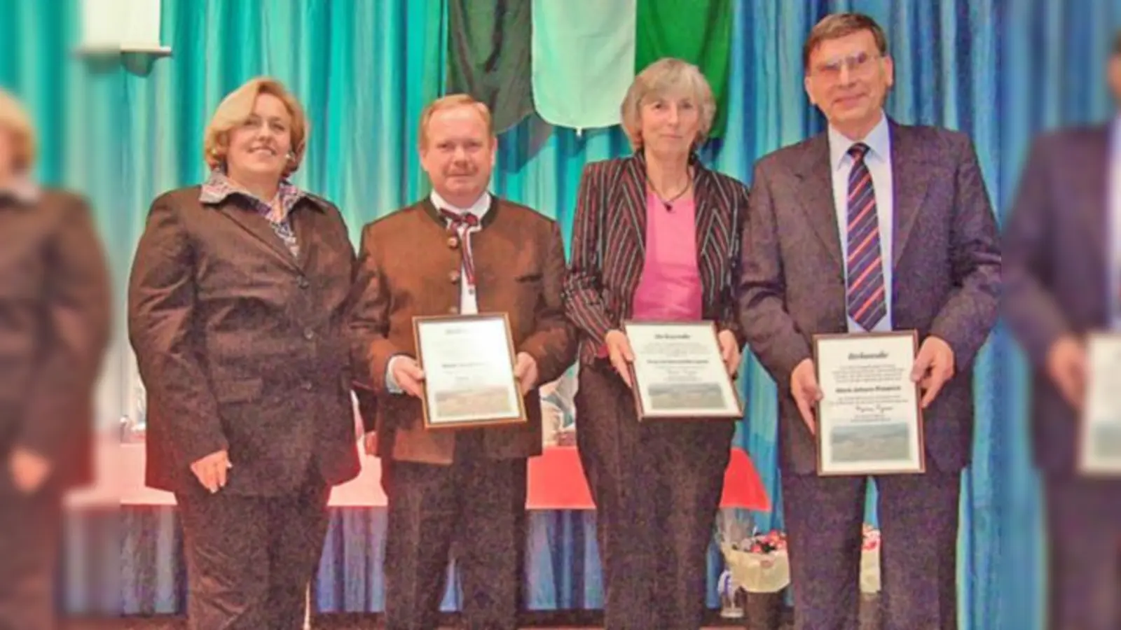 Urkunden und Geschenke erhielten (v. r.) Johann Friedrich, Irmtraut Westphal und Josef Gritsch von Bürgermeisterin Barbara Bogner.   (Foto: Pietsch)