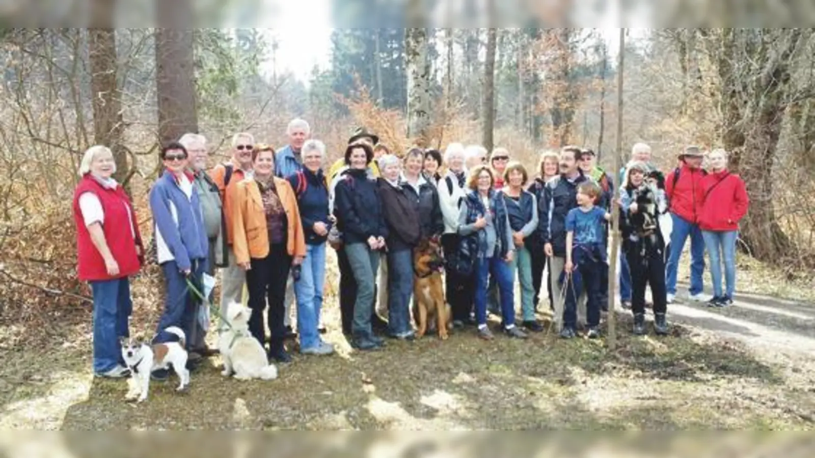 Bei strahlendem Sonnenschein wanderten Mitglieder der Herzsportgruppe von Aying nach Egmating und zurück.	 (Foto: privat)