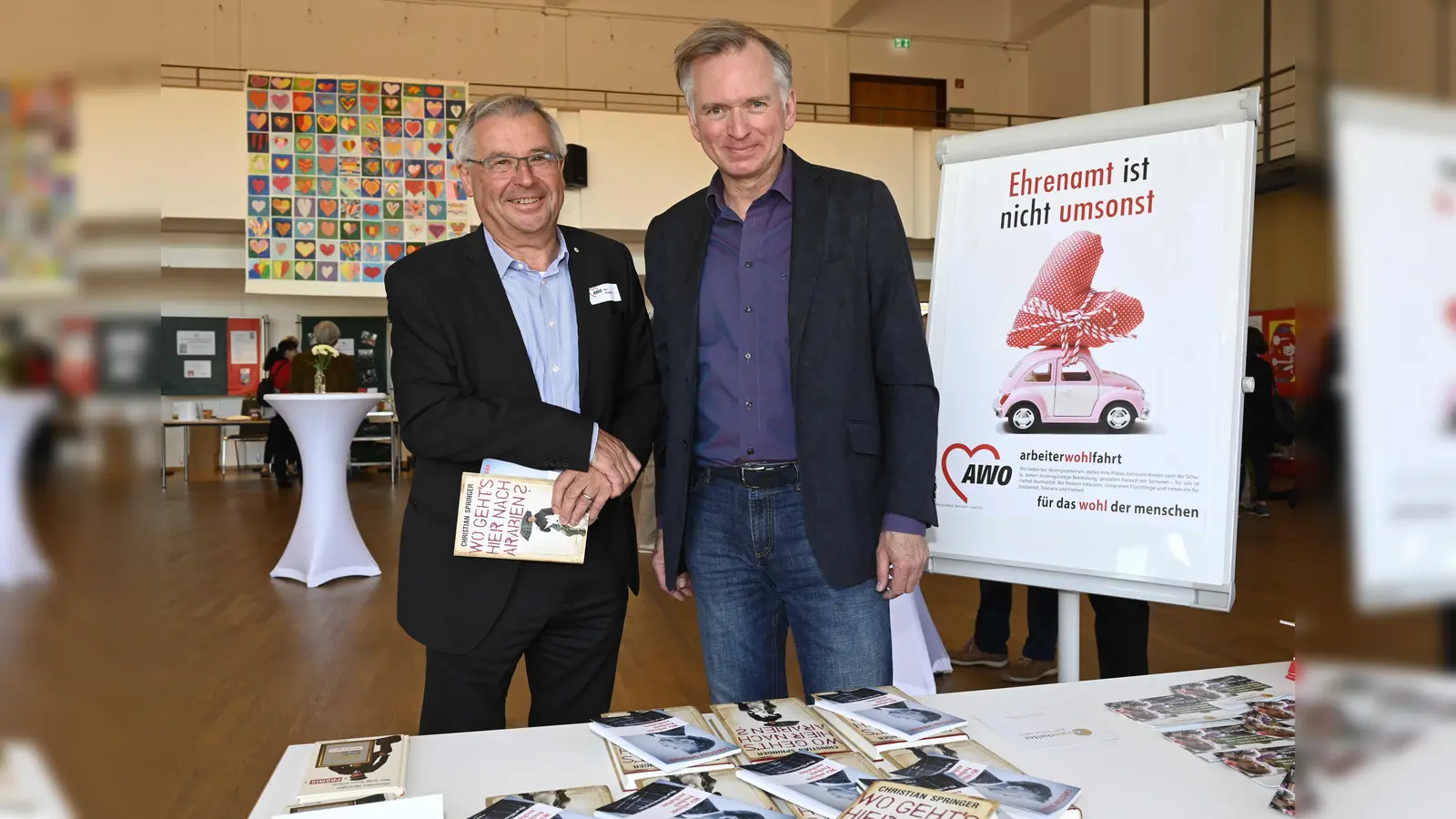 „Lauter sein!“ hieß die Empfehlung von Christian Springer an den AWO Präsidiums-Vorsitzenden und Gastgeber Max Wagmann. (Foto: Ursula Baumgart)