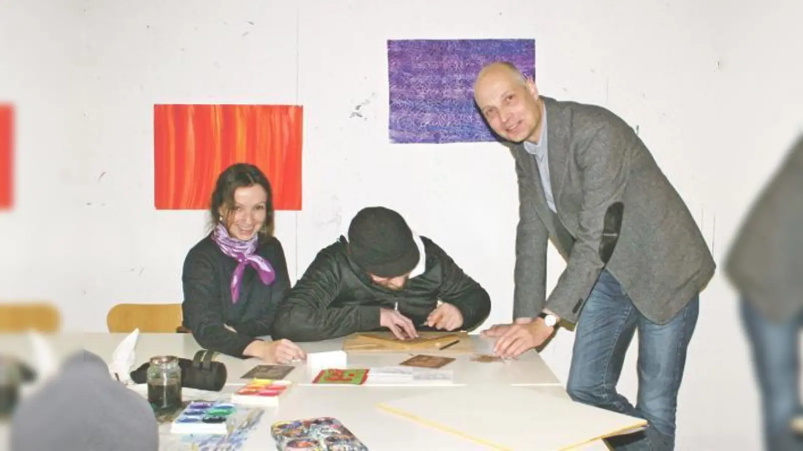 Schöpferisch sein in der Kunsttherapie: Justina Tomanek, ein Patient und Stephan Mirisch (v. l.).	 (Foto: Sylvie-Sophie Schindler)