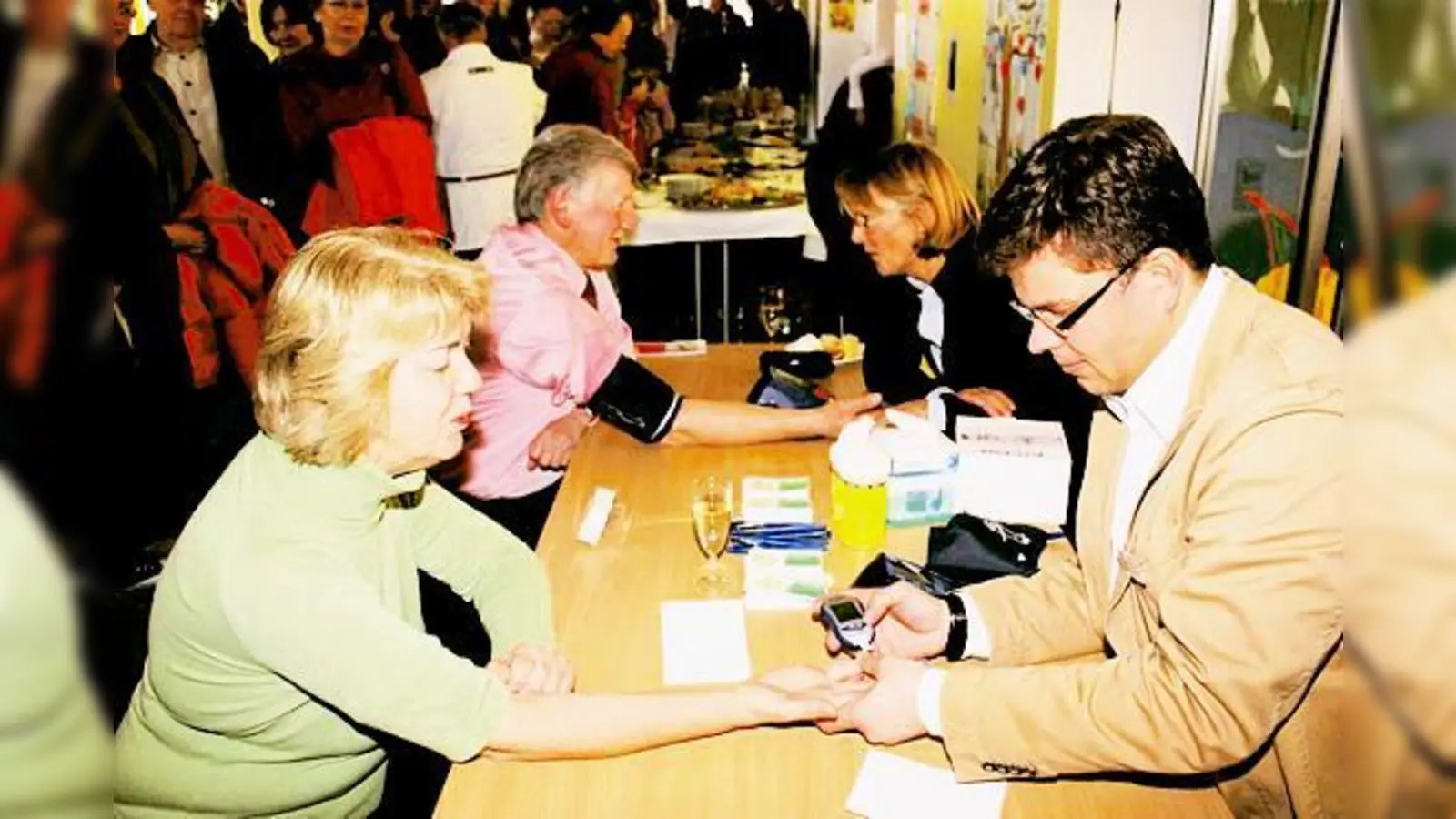 Bürgermeister Franz Schwarz (hinten links) geht als gutes Vorbild voran und lässt seinen Blutdruck bestimmen. Auch er hat einen Gesundheitspass.	 (Foto: VA)