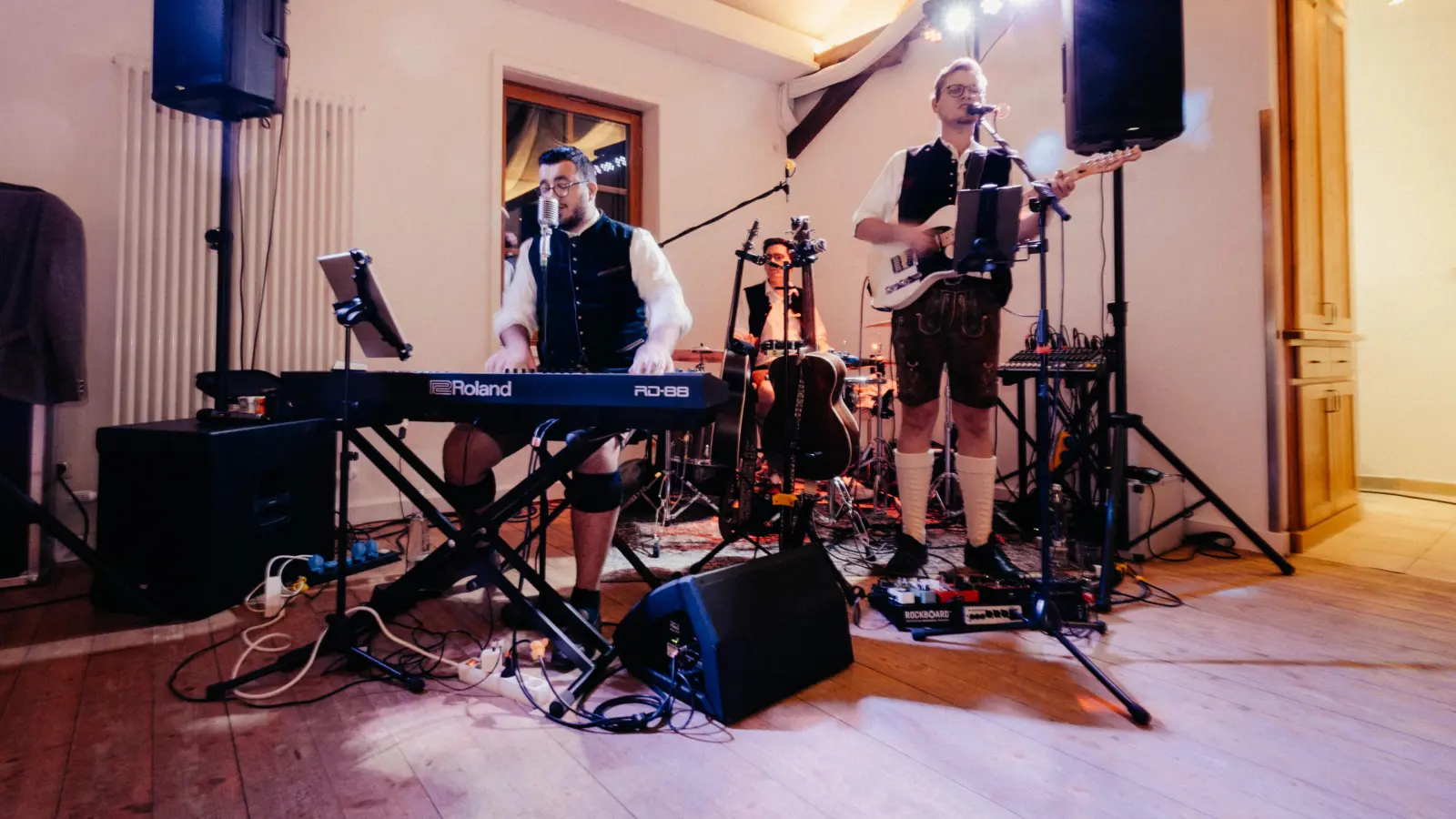 Zur guten Stimmung bei der Maibaumwache trägt das Jonas Frank-Trio bei. (Foto: Flo Huber Fotografie & Film)