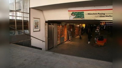 Die Bahnhofstoiletten haben dem Zeitungsladen Platz gemacht. „Wir als Bahn sind nicht verpflichtet, Toiletten zur Verfügung zu stellen“, sagte eine Sprecherin der DB München. „Eine Riesensauerei“, findet der Geschäftsführer der Pasinger Fabrik, Frank Przybilla. (Foto: US)