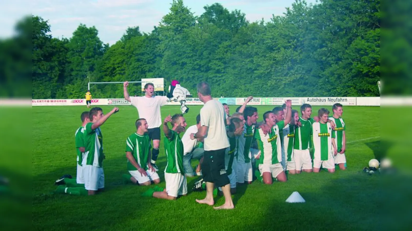 Freuen sich über den ersten Sieg: die Fußballer des TSV Allach 09 nach dem Relegationsspiel gegen Moosinning. (Foto: pi)