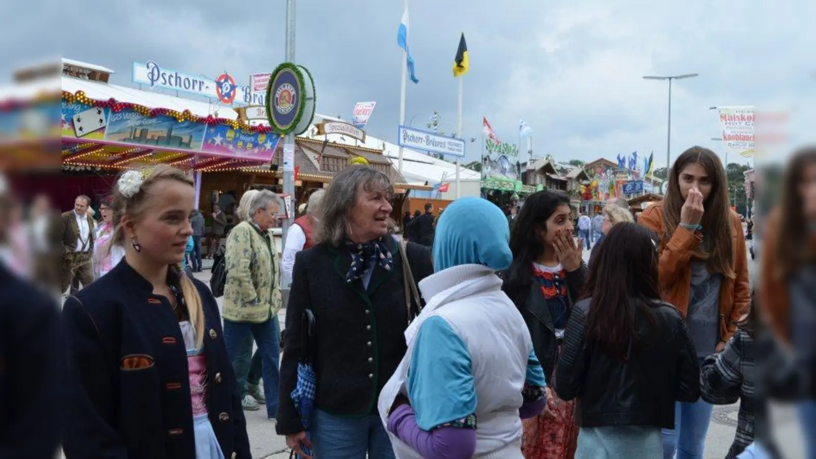 Luise Ritthaler (mitte l.) wartet auf die restlichen Kids, die sich noch im Omni aufhalten. Jeder Augenblick wird für ein Gespräch genutzt. (Foto: eis)
