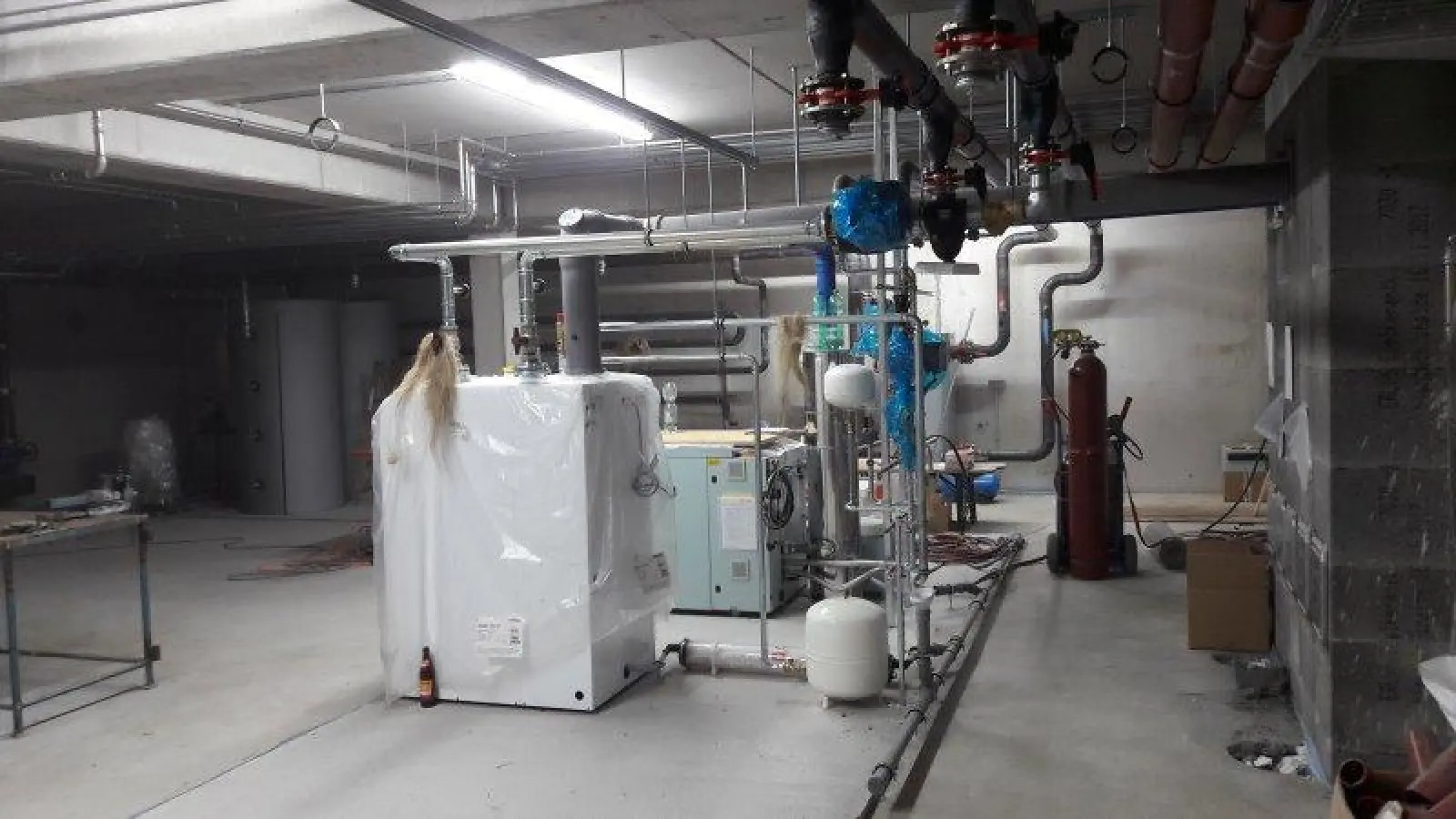 Die Gautinger Anlage kurz vor Inbetriebnahme. Sie versorgt künftig alle Einrichtungen des BRK-Campuses mit Strom. (Foto: Katharina Dester)