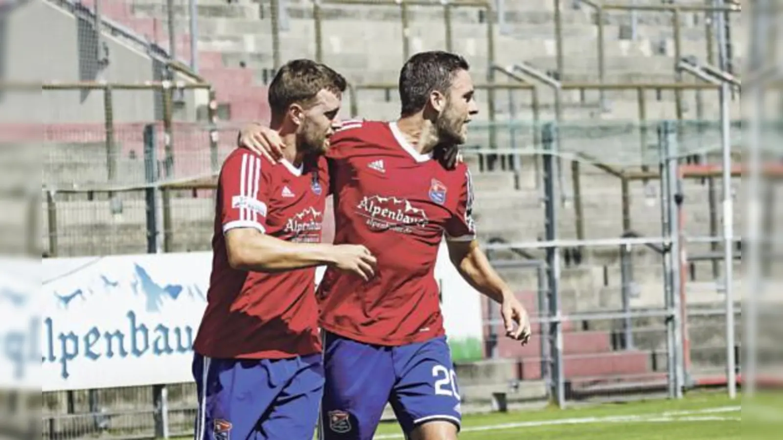 Die beiden Ex-Löwen Stephan Hain (links) und Dominik Stahl trafen beim letzten Ligaspiel der Saison, das Haching gegen die U23 des TSV 1860 klar gewann.	 (Foto: Christian Riedel)