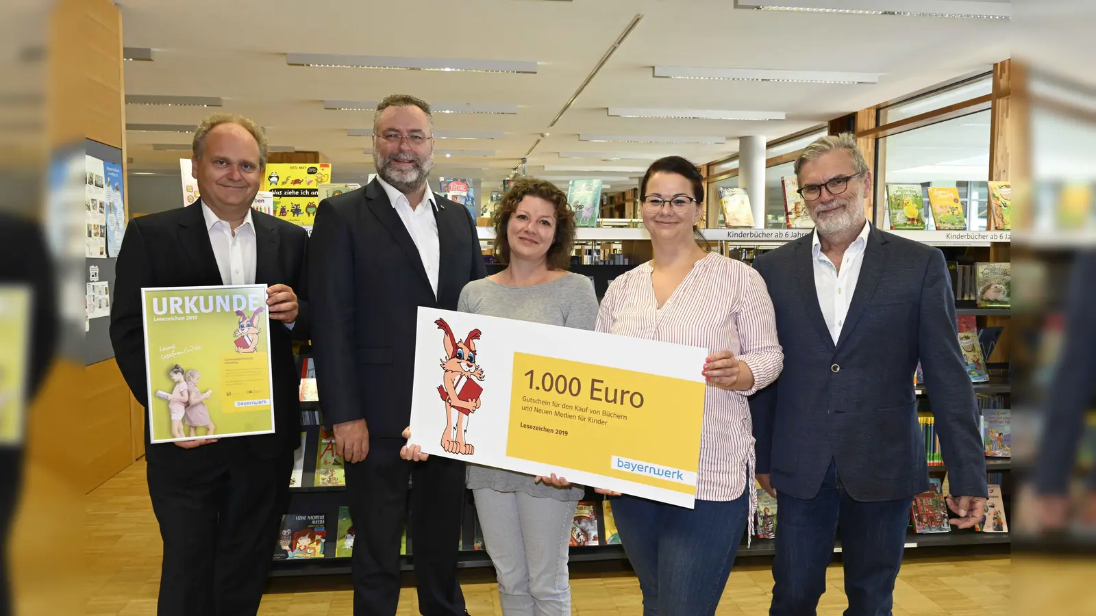 V.l.n.r.: Bibliotheksleiter Christian Mörtel, Bürgermeister Alexander Greulich, Eva Hübner, Jana Heumann und Robert Dallmayr (Bayernwerk). (Foto: Ulla Baumgart)