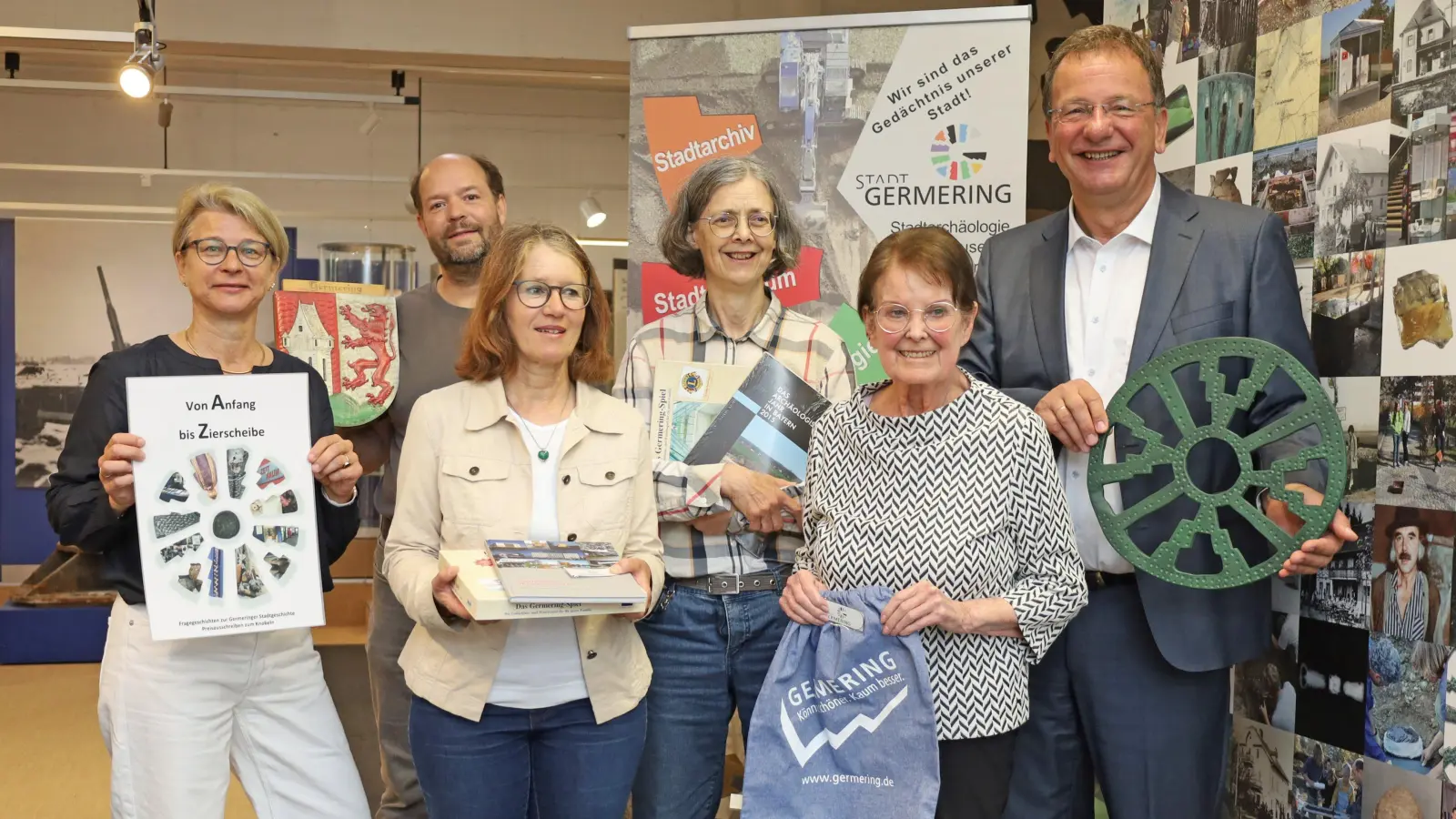Preisverleihung im Museum (v.l.): Barbara Seeberger (Archäologin), Marcus Guckenbiehl (Stadtarchivar) sowie die Gewinnerinnen Angelika Richter, Hildegard Jacobs, Sylvia Doll und Oberbürgermeister Andreas Haas. (Foto: P. Tech/Stadt Germering)