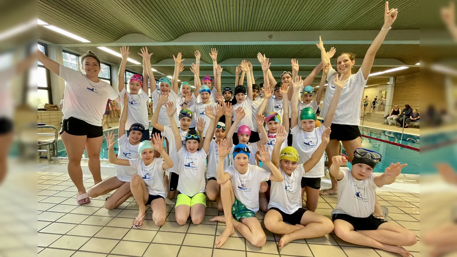 Das Schwimmteam sowie die Lehrerinnen Christine Wechner (links) und Kathrin Gliesche (rechts) freuten sich riesig über den Erfolg. (Foto: Tatjana von Koenigsmarck)
