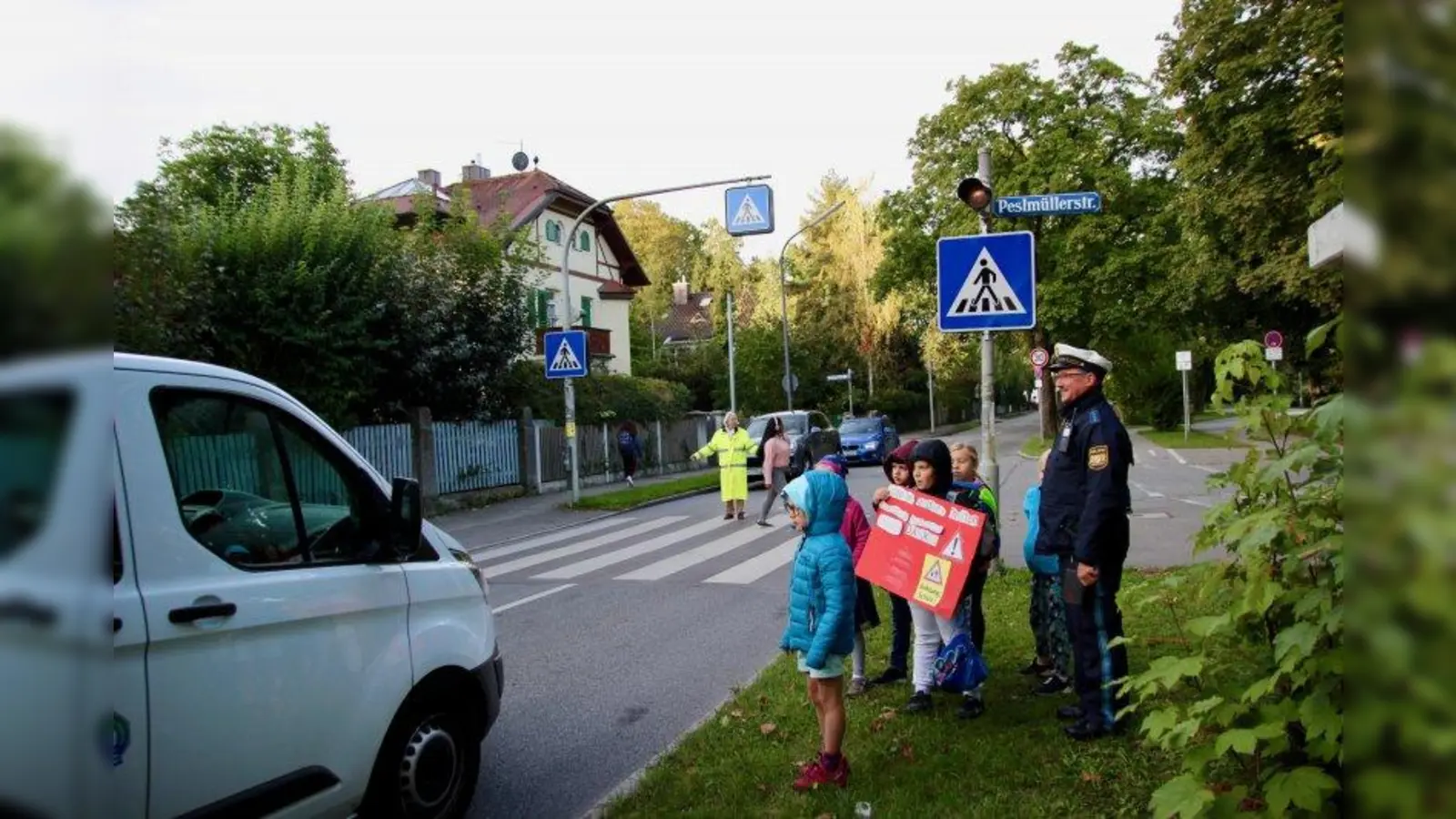Vor einem Jahr bei der Peslmüllerschule: Verkehrserziehung mit Kontaktbeamten Harry Hillenbrand für einen sicheren Schulweg. (Foto: us/archiv)