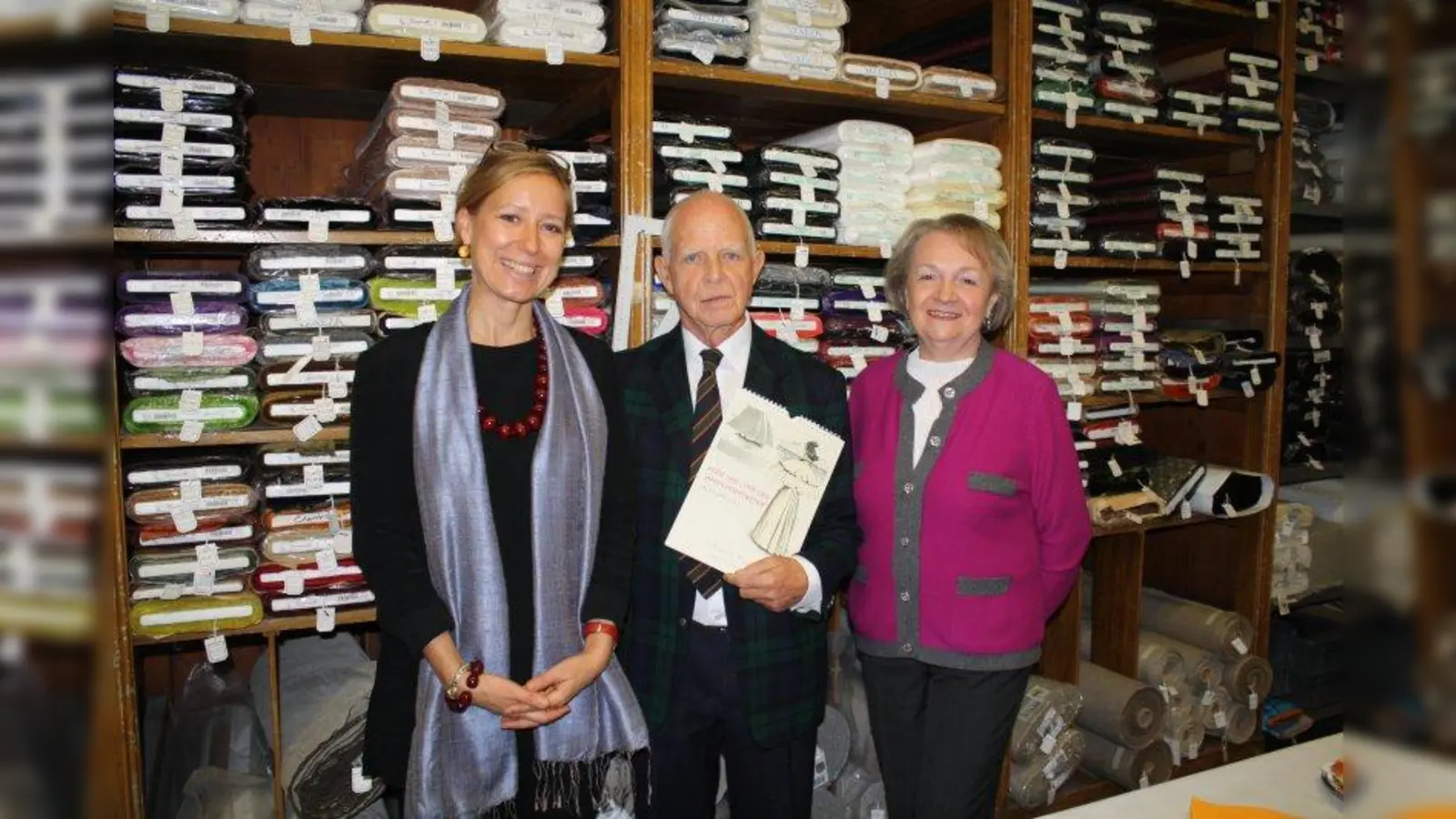 Haben gemeinsam den neuen Kalender vorgestellt (v.l.): Esther Sophia Sünderhauf, Leiterin der Von Parish-Kostümbibliothek, zusammen mit Heinz Hußmann und Edeltraud Löffelmann von der Orag-Schneidergenossenschaften. (Foto: sb)