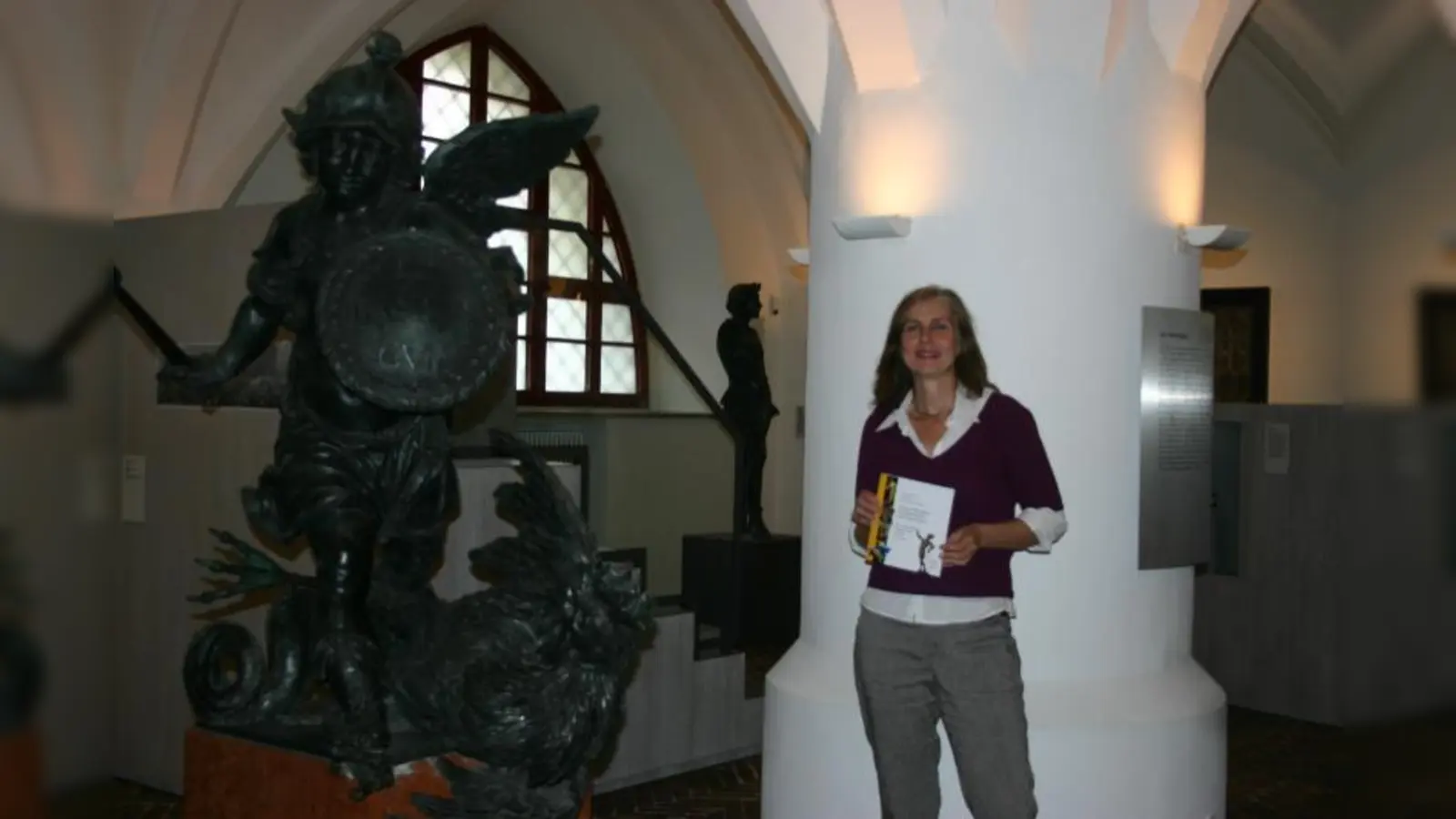 Die Autorin Ute Dietz präsentiert stolz den Juniorkatalog „Typisch München”. (Foto: FH)