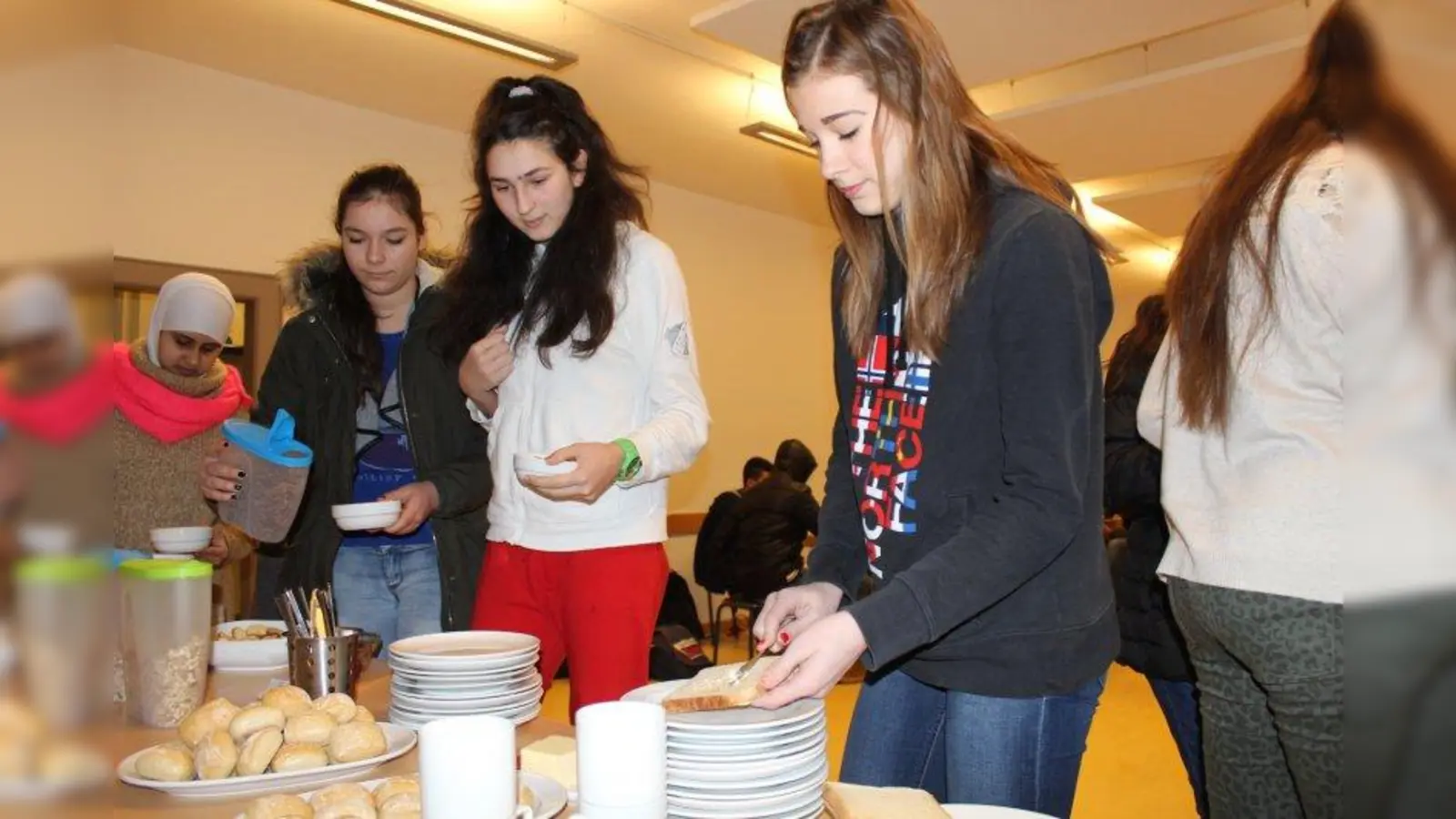 Das Schulfrühstück an der Mittelschule in der Franz-Nißl-Straße trägt wesentlich zur Integration bei. (Foto: Mittelschule)