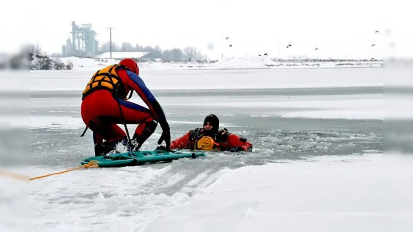 Die Wasserwacht Erding trainiert regelmäßig Eisrettungsübungen. 	 (Foto: VA)