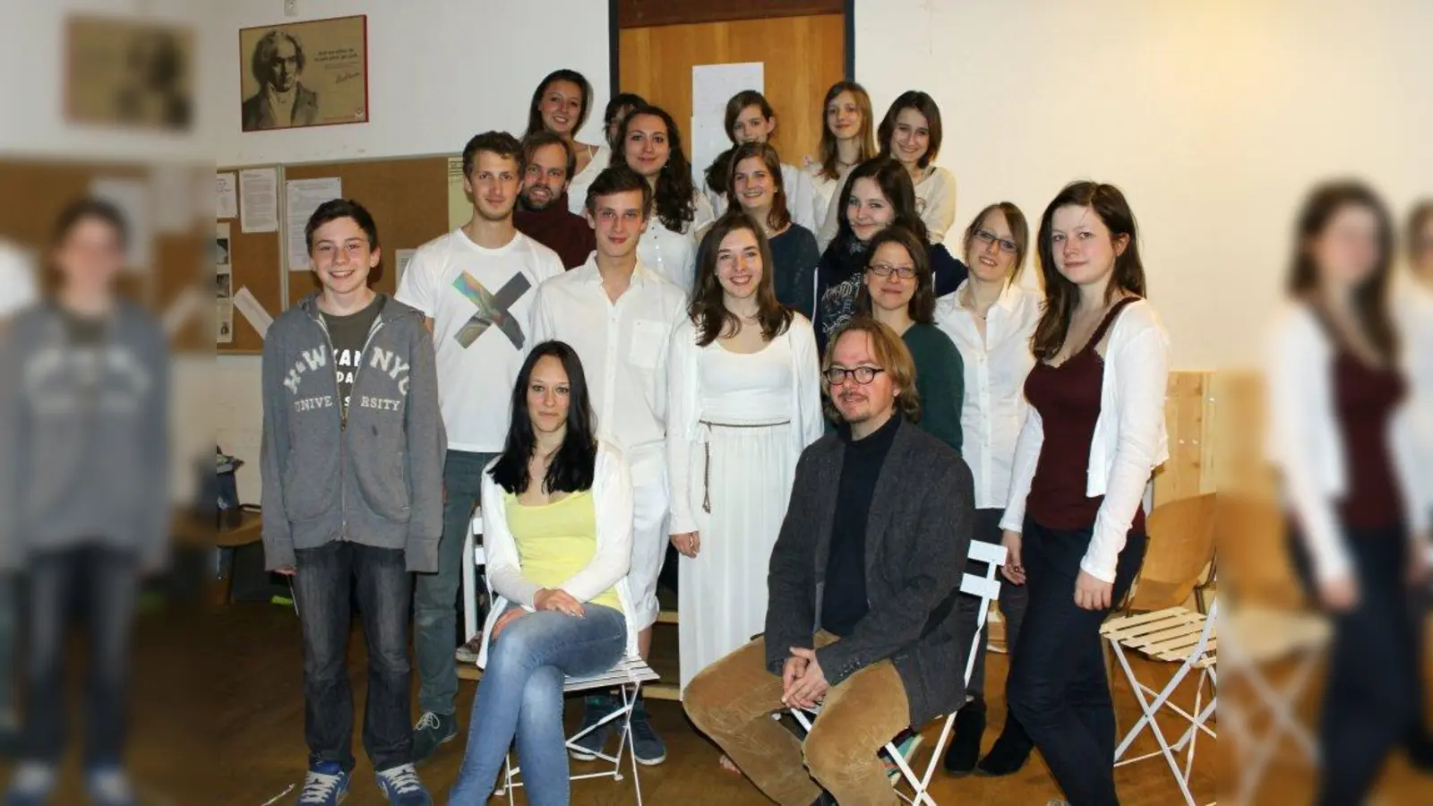 Das MPG ist eine „Theater verrückte” Schule mit verschiedenen Theater-Wahlkursen, Theater-AG und der Theaterklasse. Im Bild sitzend rechts Kursleiter Martin Krommer, dahinter Kunstlehrerin und Bühnenbild-Verantwortliche Kristina Herz mit den Schülern des ehemaligen Wahlkurses vor der Aufführung von „Sommergäste” von Maxim Gorki in der Bearbeitung von Botho Strauß. (Foto: us/archiv)