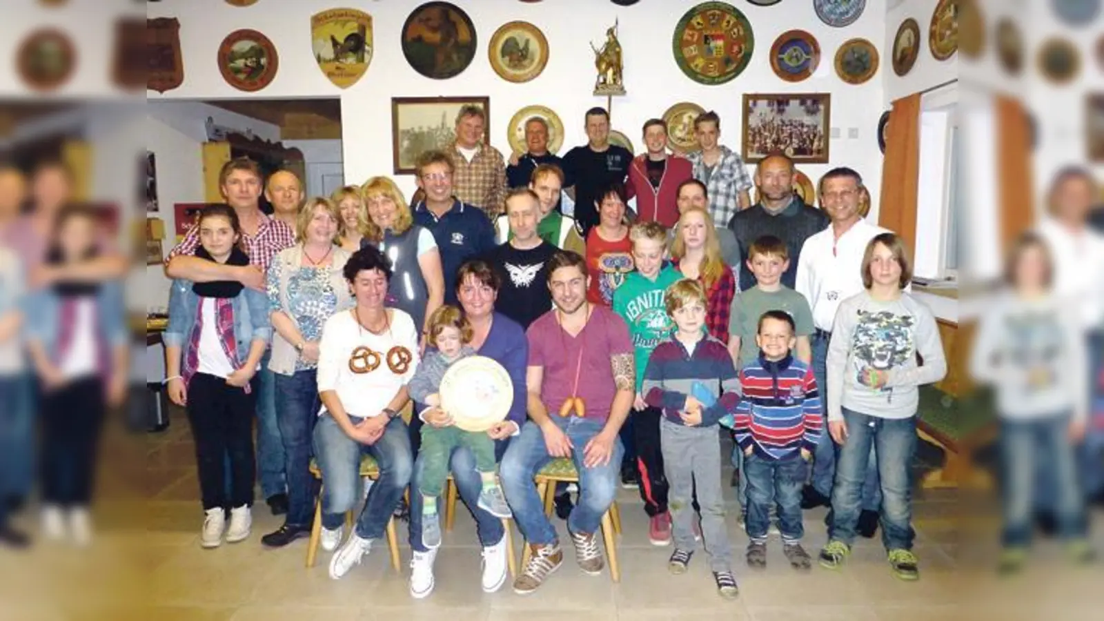 Von links Brezenkönigin Anna Gögelein, Schützenkönigin Anna Hillen und Wurstkönig Mathias Hartmann. 	 (Foto: FC Fussi)