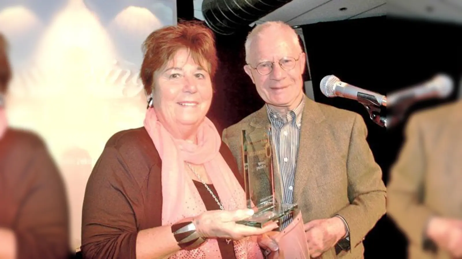 Eine verdiente Ehrung: Ingrid Prager empfängt aus den Händen von Horst Walter den »Giesinger Bürgerpreis 2013«.	 (Foto: HH)