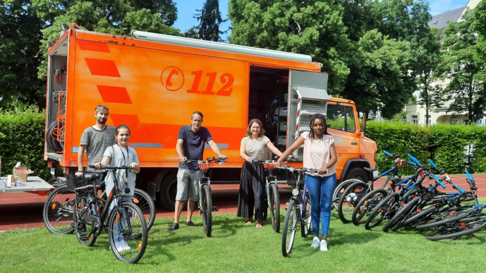 Gemeinsam haben Manuel Sutter, Inhaber des mobilen Fahrradladens (von links), Naida Demirovic, Herr Schönhofer, Frau Knab und Eliana Yemane mit weiteren Schülern der Klasse 6b die Schulmountainbikes der Mittelschule am Winthirplatz verkehrssicher gemacht. (Foto: Rodi)