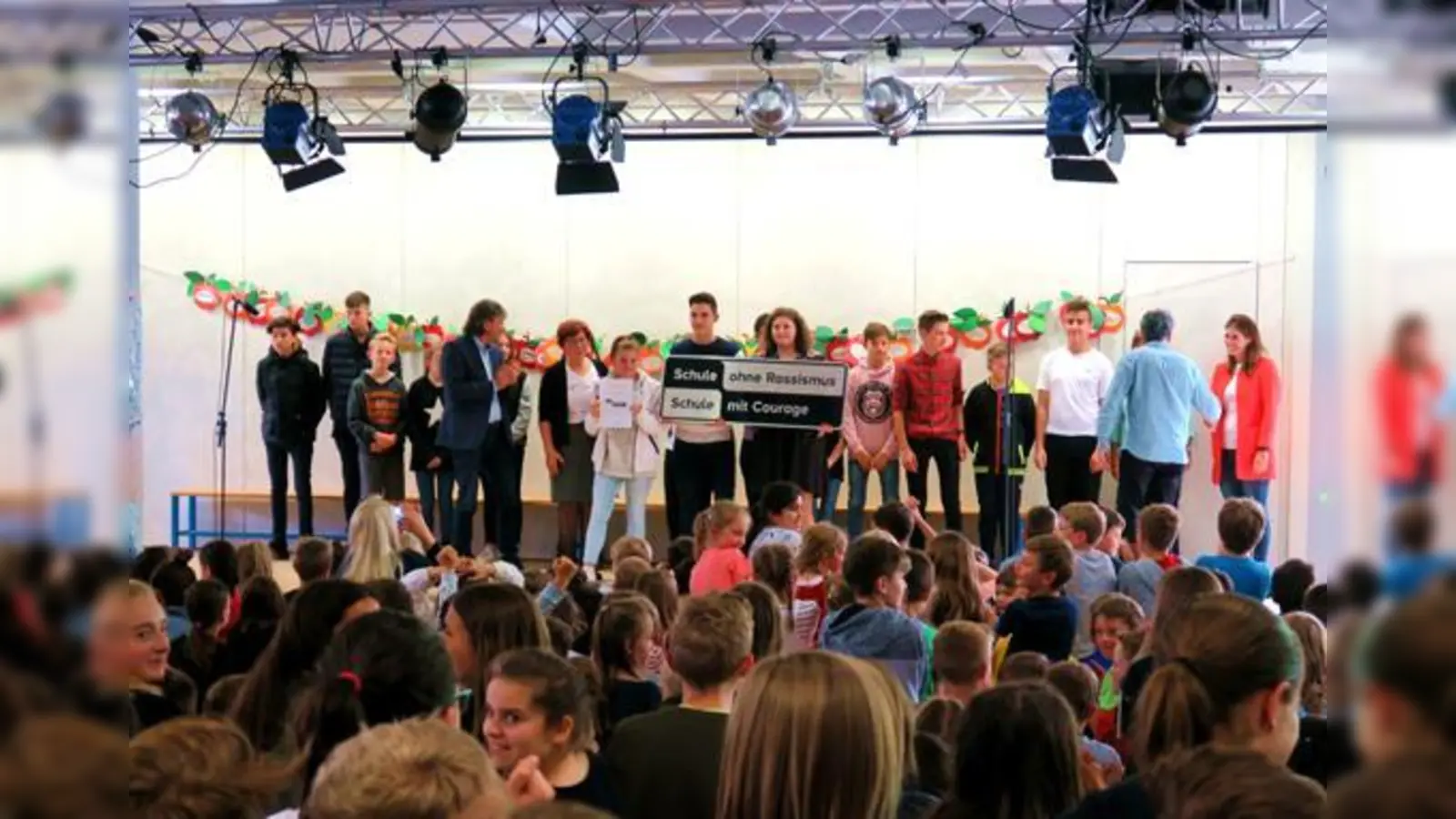 Die Anni-Pickert-Schule ist jetzt Schule mit Courage: Als sichtbares Zeichen überreichten die Koordinatoren des Trägervereins das schwarz-weiße Schild.  (Foto: Christina P. Tarnikas)