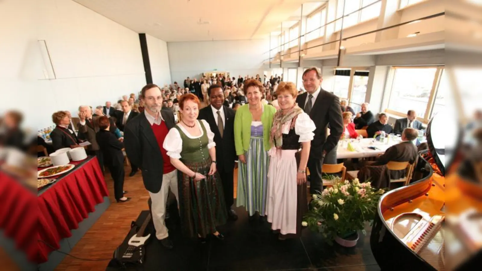 „Unser sehnlichster Wunsch ist wahr geworden.“ St. Elisabeth feierte ihr saniertes Pfarrheim. V.l. Architekt Roberto Gonzalo, Kirchenpflegerin Ingeborg Bogner, Pfarrer Anicet Mutonkole, die Bürgermeisterinnen Christine Borst (Krailling) und Annemarie Detsch (Planegg) sowie Martin Gastberger vom Referat Bauwesen des Ordinariats. (Foto: US)