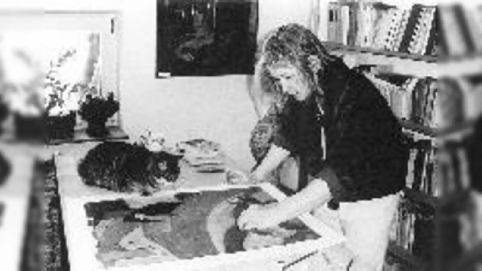 Kunst mit Katze: Die Malerin Johanne Maria Pfeiffer hat 300 Kultur-Adressen aus dem Münchner Nordwesten zusammengetragen.  (Foto: Edith von Welser-Ude)