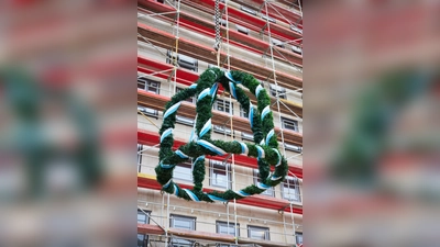 Der Richtfestbaum wird per Kran nach oben auf das Dach des zehnstöckigen BRK-Seniorenwohnen-Neubaus gezogen. (Foto: Klaus D. Wolf)