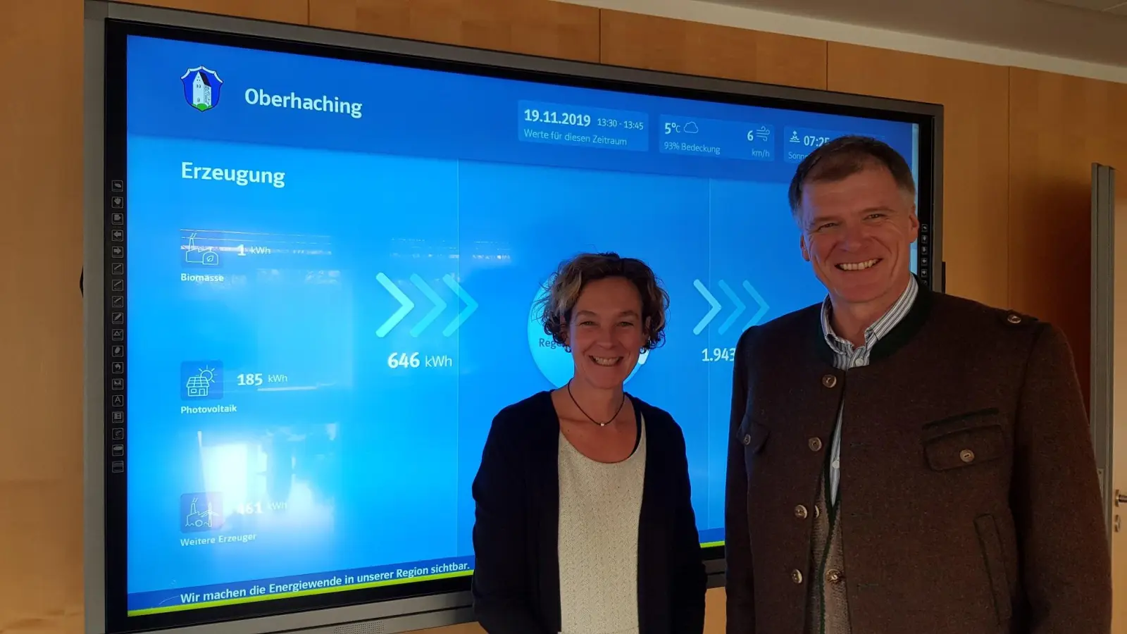 Silke Mall vom Bayernwerk und Bürgermeister Stefan Schelle stellen das neue Energiemonitoring vor. Bis Ende 2020 läuft erst einmal die Testphase.  (Foto: VA)