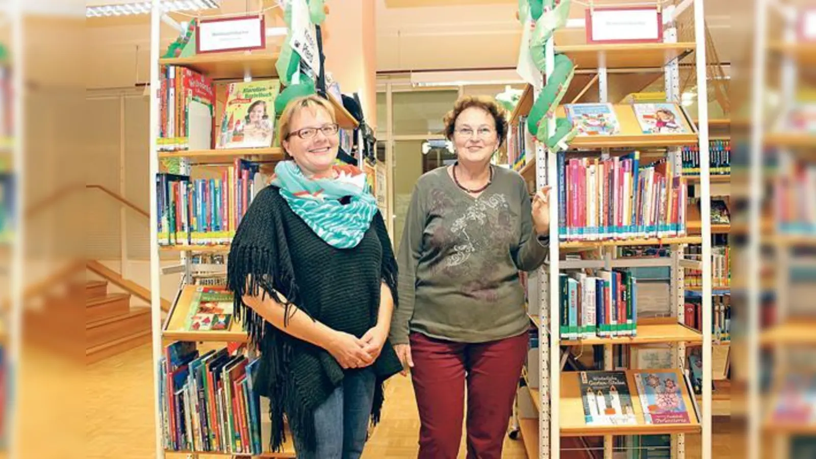Die Gemeindebücherei Aschheim wird 40 Jahre alt. Darüber freuen sich Leiterin Carmen Kappeler-König (links) und Annelie Rotter, die seit 36 Jahren ehrenamtlich mithilft.	 (Foto: bs)