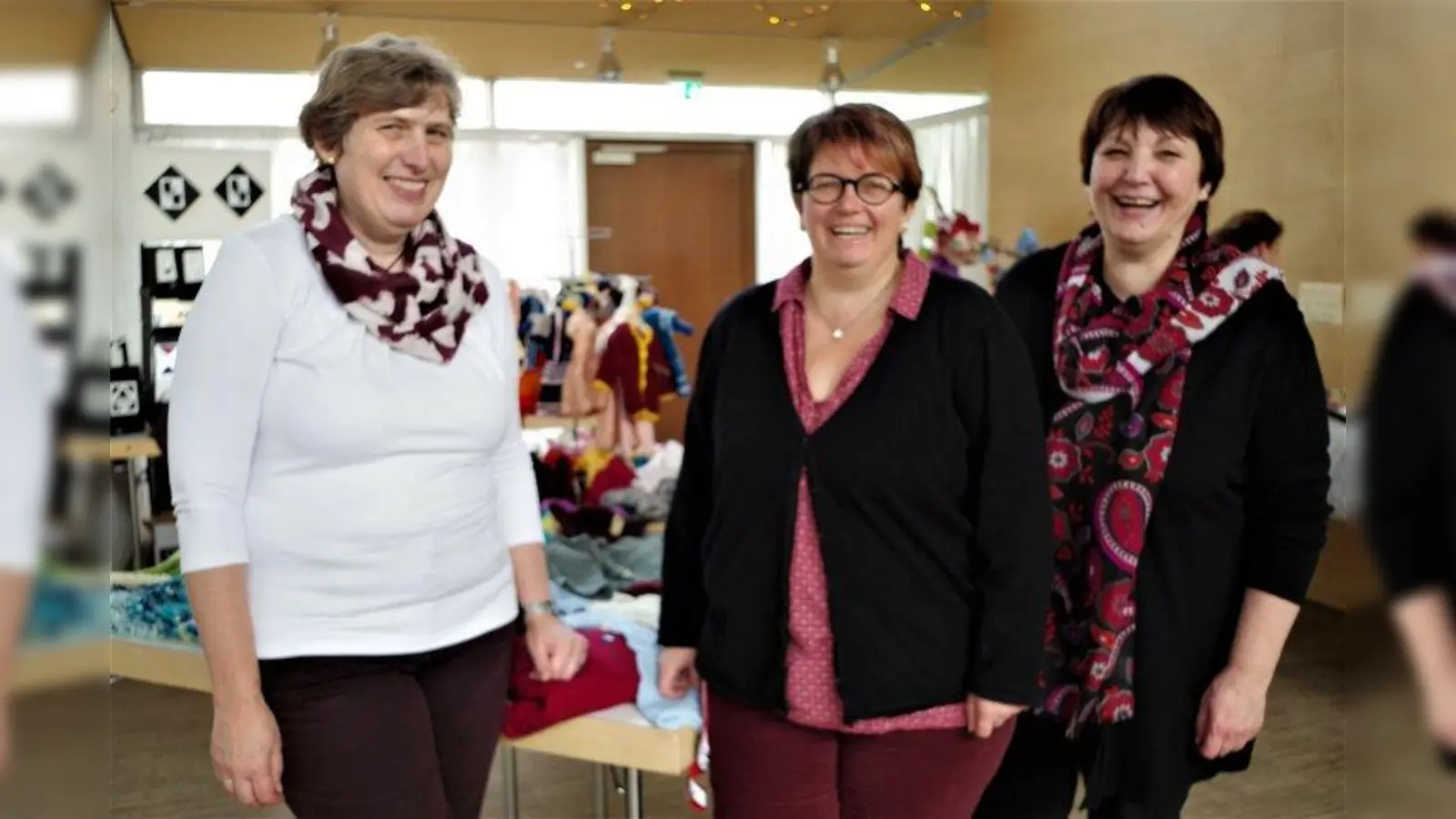 Die Frauen von St. Rupert haben auch für den diesjährigen Adventsbasar gestrickt, gebastelt und gebacken. Im Bild: Renate Meier (strickt und ist verantwortlich für den reibungslosen Ablauf in der Küche), Annemarie Auer (Vorsitzende kfd St. Rupert) und Barbara Kroher (stellvertretende Vorsitzende kfd St. Rupert). (Foto: kö)