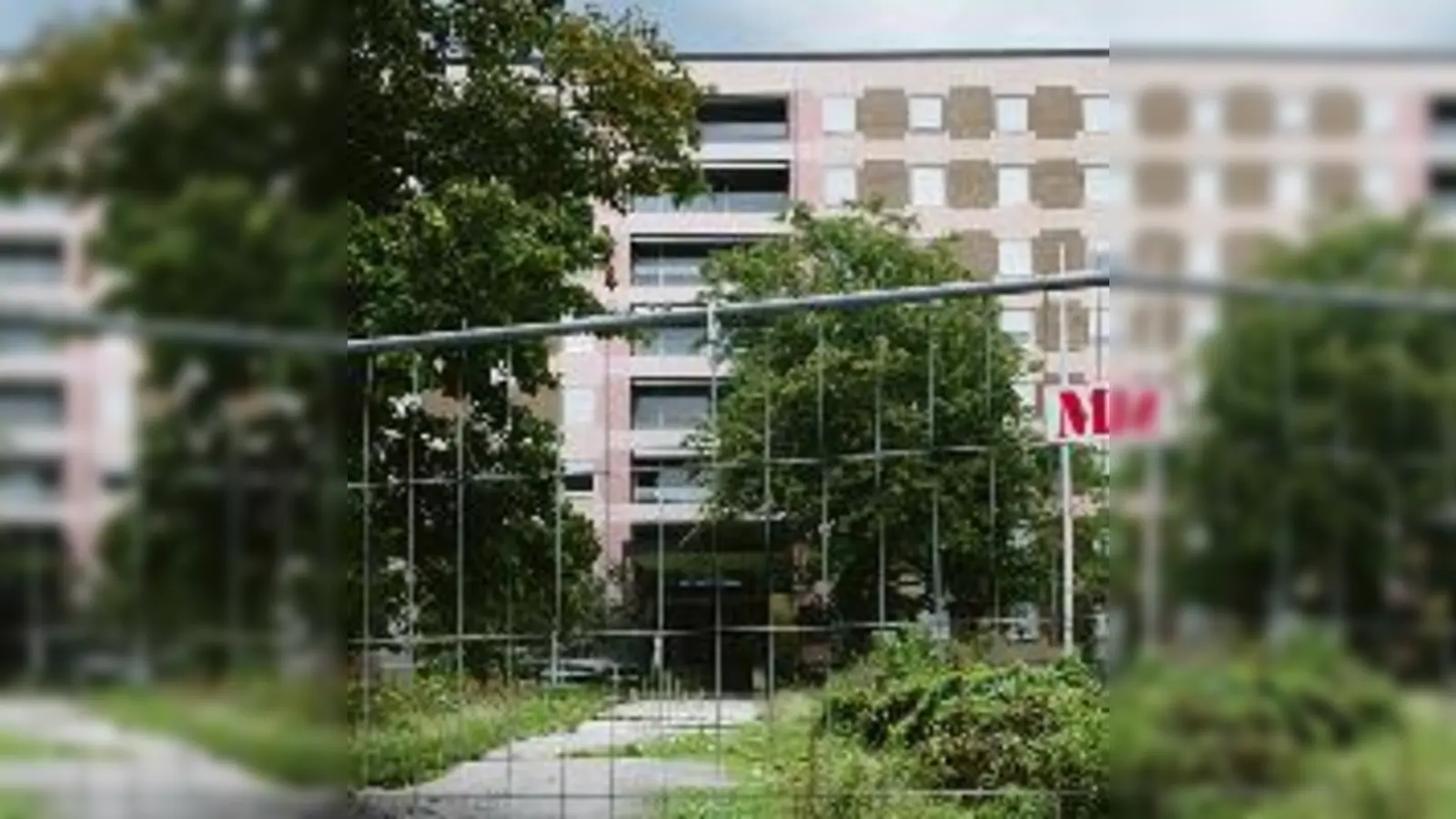 Die Anwohner der Effnerstraße befürchten durch den Neubau des Altenheims Schallreflexionen, welche die ohnehin schon starke Lärmbelastung weiter verstärkt.	 (Fotos: ak)
