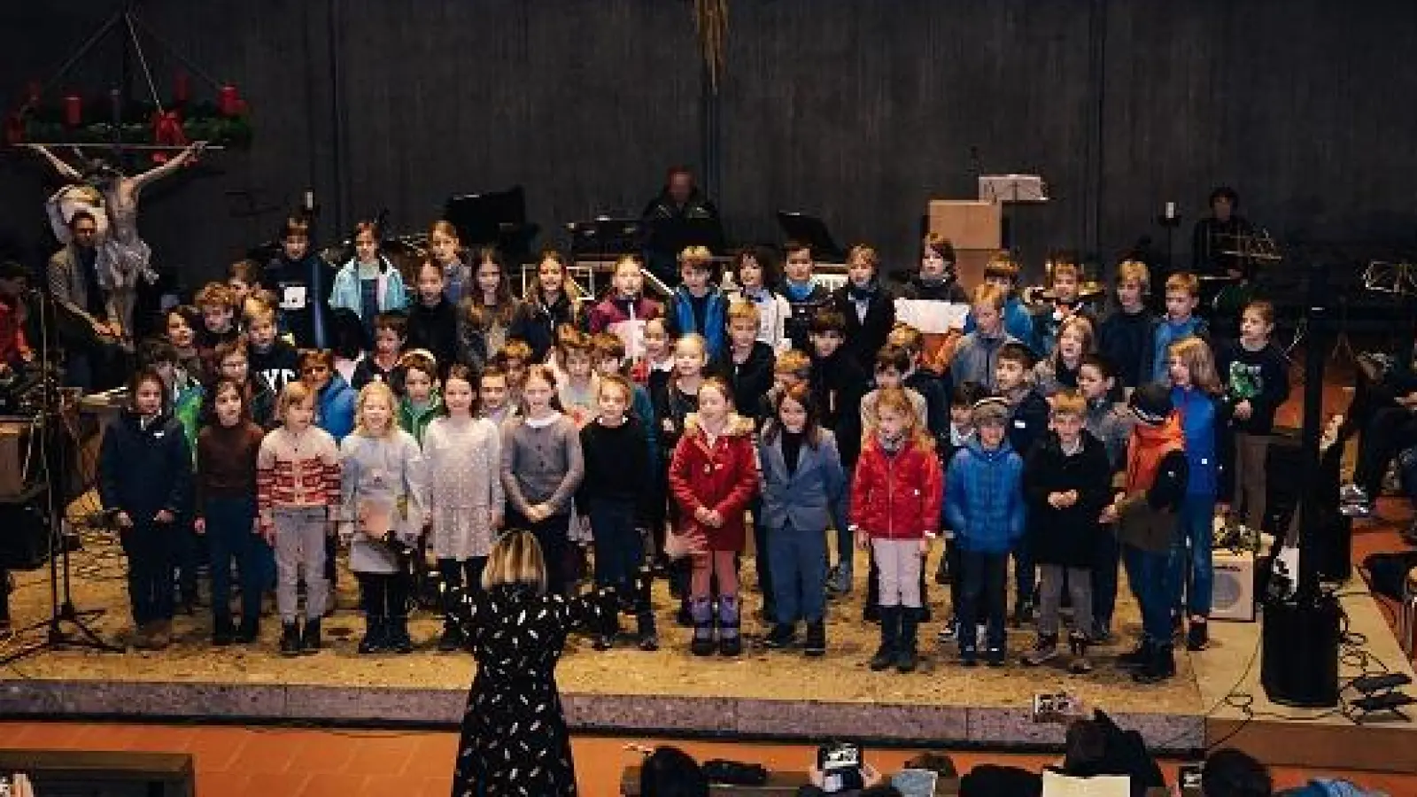Die Schülerinnen und Schüler der Musikschule präsentieren mit großer Hingabe erarbeitete Stücke, begleitet von verschiedenen Ensembles, die das Publikum mit weihnachtlicher Musik verzaubern.  (Foto: Musikschule an der Würm e.V.)