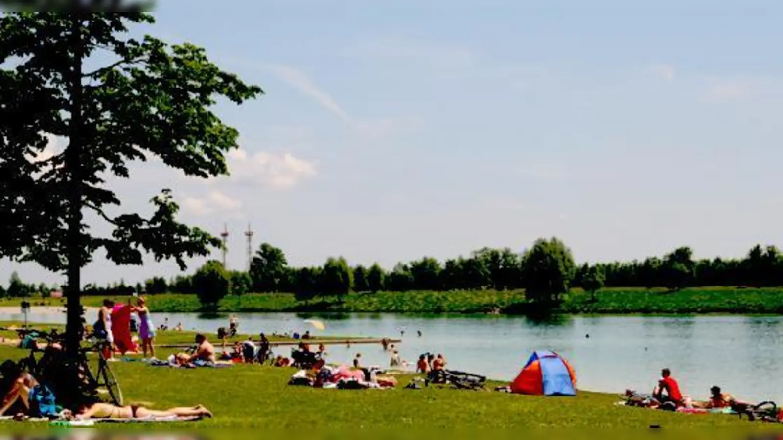 Auch die Wasserqualität des Riemer Sees wird regelmäßig überprüft, auch wenn der bisher nicht zu den offiziellen Münchner Badeseen zählt.  (Foto: Archiv)