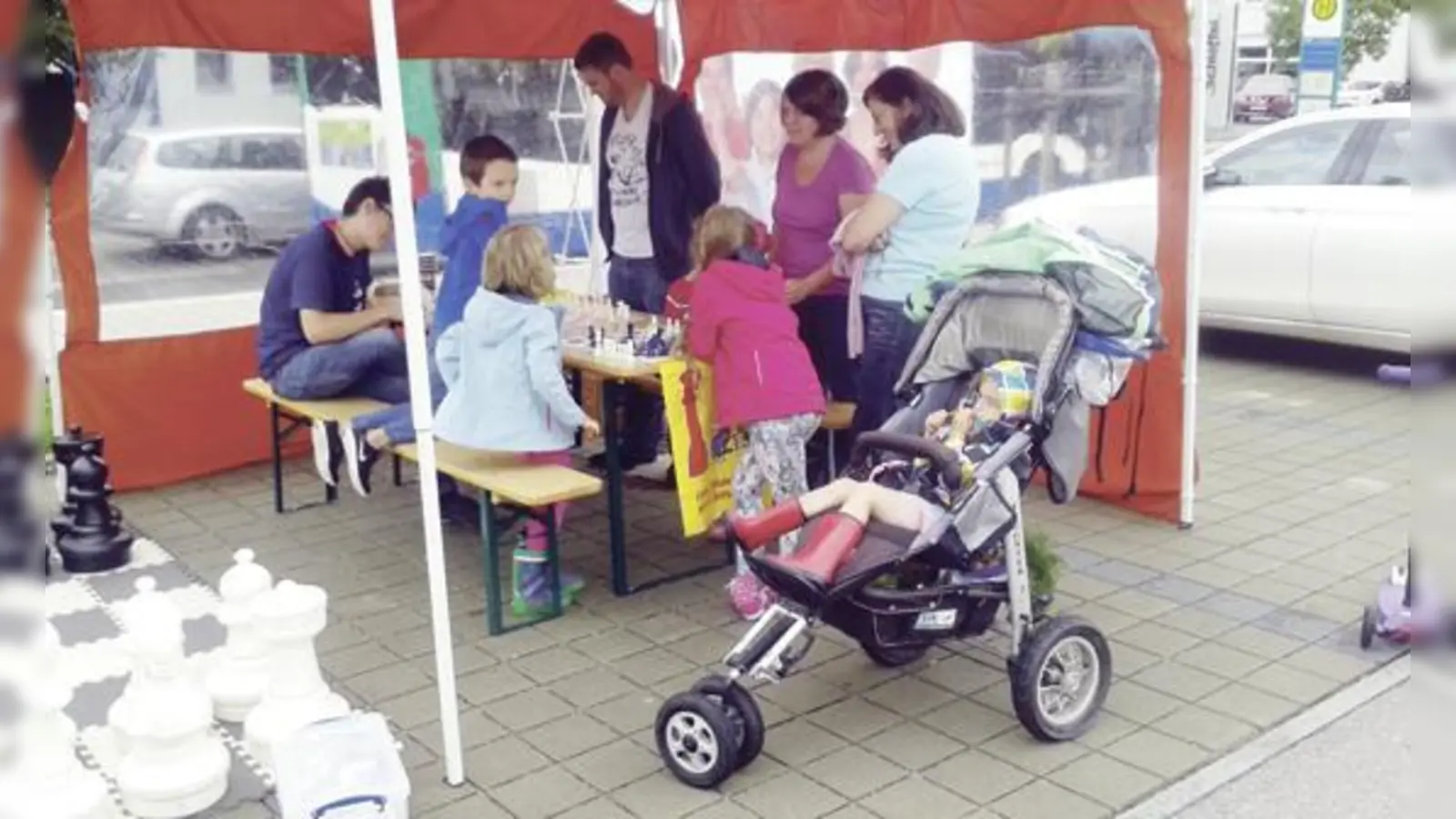 Bei der Deutschland-Tour des Schachtrucks wurde auch  Station in Eglharting gemacht.	 (Foto: Verein)