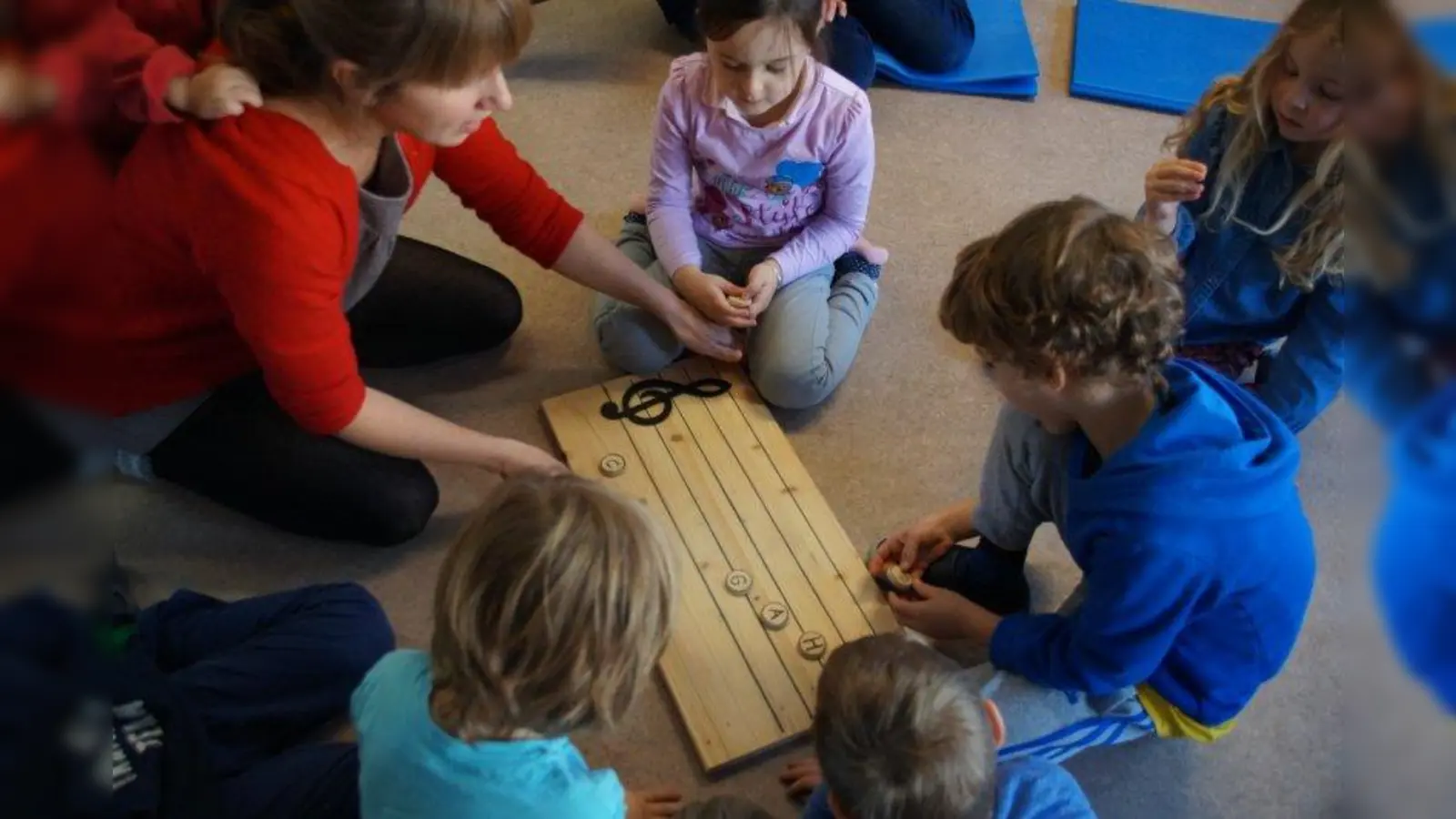 Das Notenbrett in Gebrauch: Die Kinder überlegen, wo die Notenköpfe hinkommen. (Foto: bb)