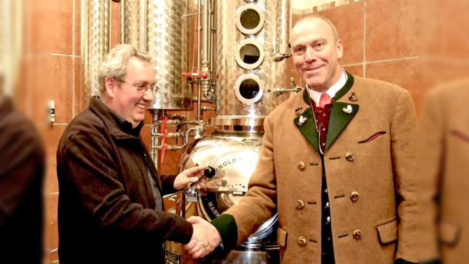 In gemeinsamer Mission zur Rettung von Obst: Georg Schlickenrieder (r.) hat auf dem Archehof eine Bio-Schnapsbrennerei eröffnet. Gemeinsam mit Brennmeister Christian Schmidt wacht er über die Qualität.	 (Foto: Pietsch)