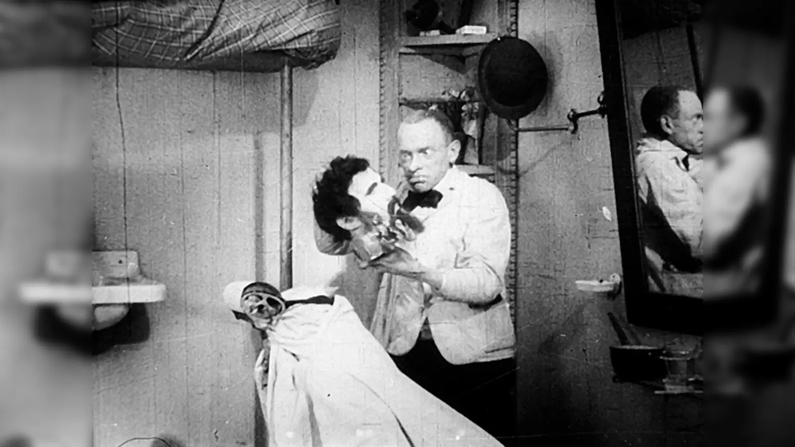 Nicht nur ein Ohr – in Karl Valentins mysteriösem Friseursalon wird dem Kunden gleich der ganze Kopf abgeschnitten! (Szenenbild mit dem Kopf von Kurt Horwitz) (Foto: © Valentin-Karlstadt-Musäum)