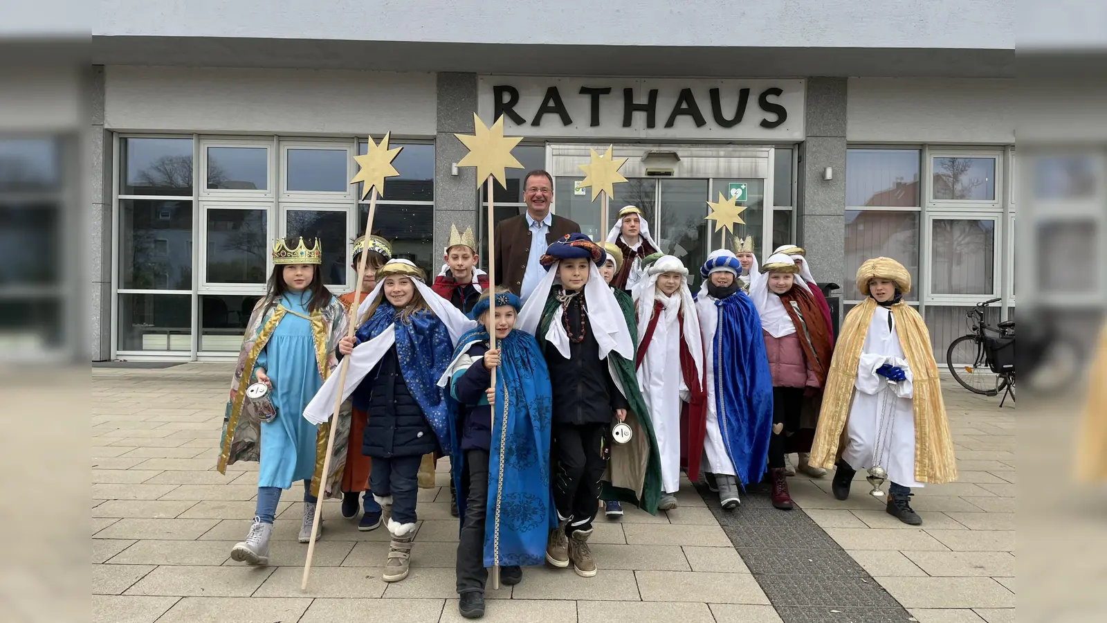 Vom Rathaus strömten die Sternsinger in alle Richtungen, um ihren Segen zu überbringen. (Foto: pst)